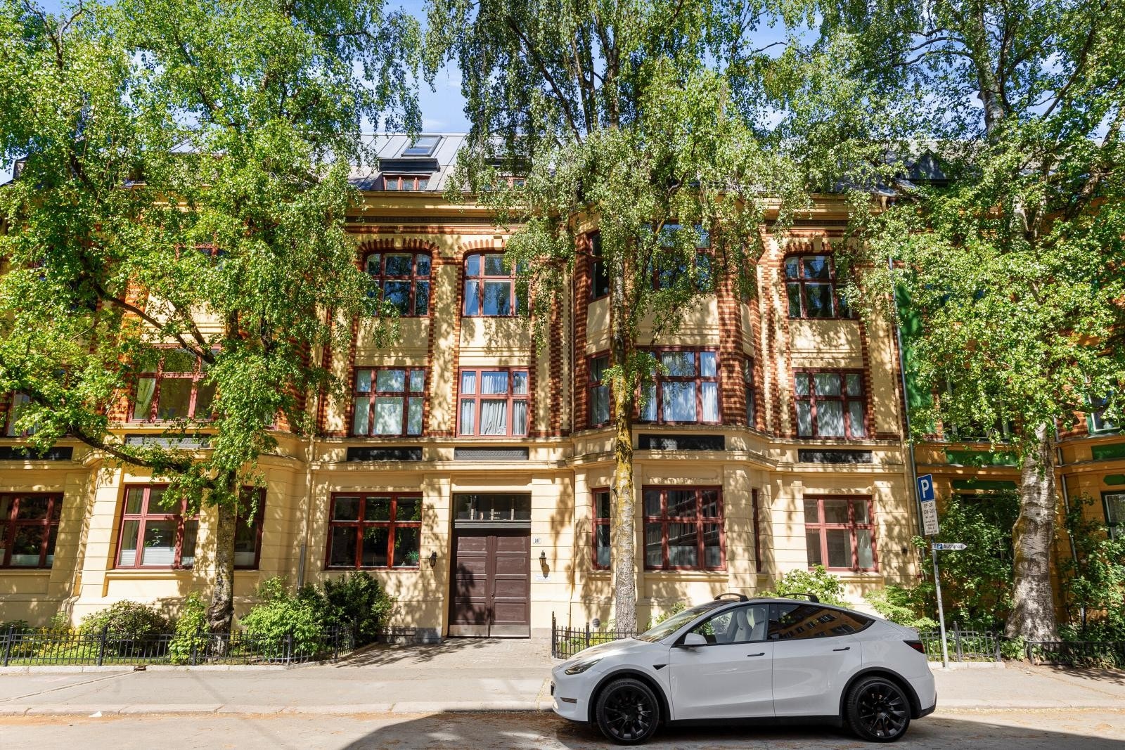 I Schultz gate bor du i en stille og rolig tverrgate til Bogstadveien, prydet med velvoksne, frodige trær som gir gaten et grønt preg Galleribilde