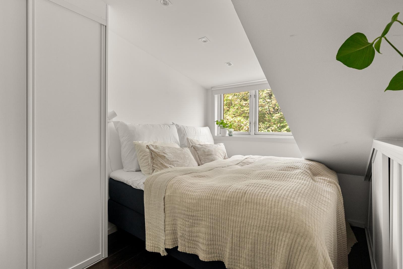 Hovedsoverom er lyst og luftig (byggmeldt som hems). Galleribilde