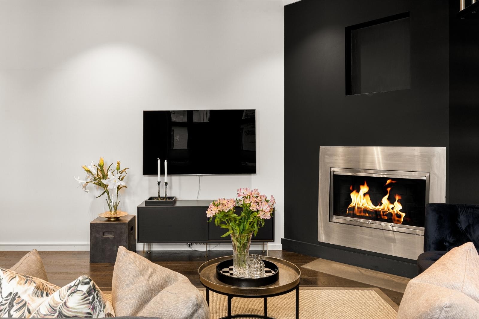 Stilig peis i både stue og spisestue. Galleribilde