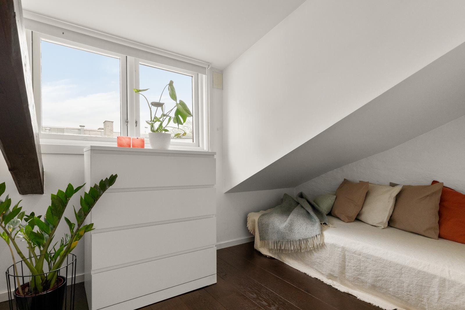 Soverom nr 2 (byggmeldt som hems). Synlige takbjelker i denne etasjen gir leiligheten karakter. Galleribilde