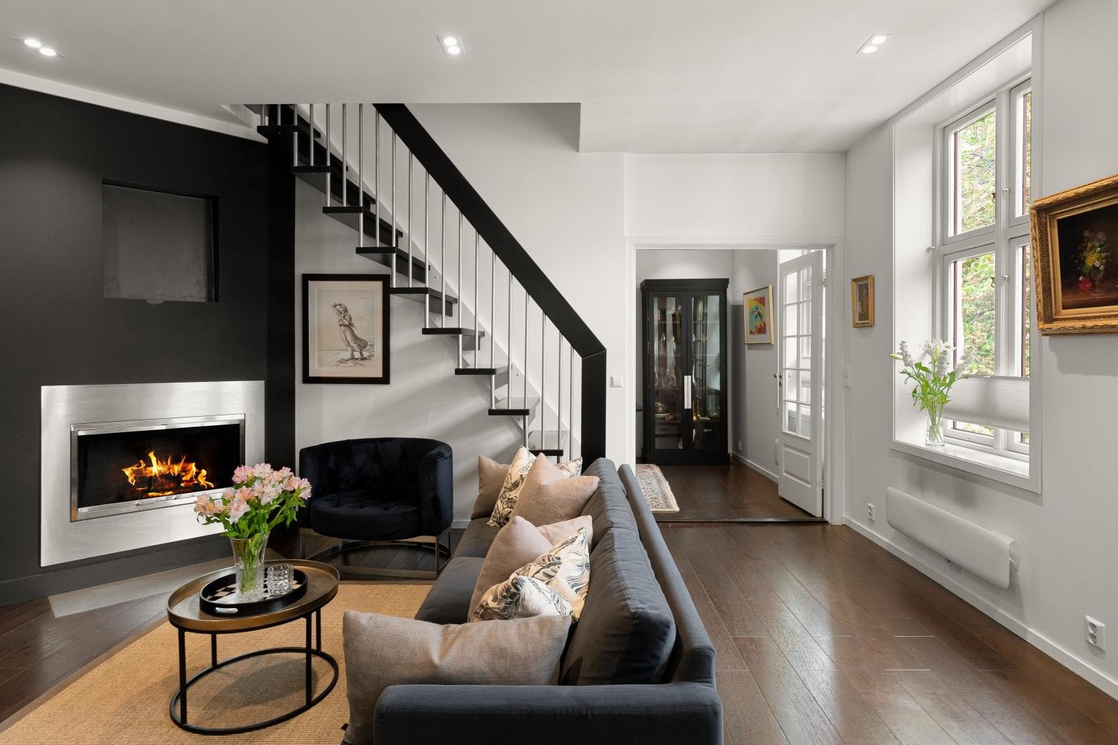 Doble fløydører med glassfelt mot spisestuen, downlights i tak og flott en-stavs parkett i alle rom. Galleribilde