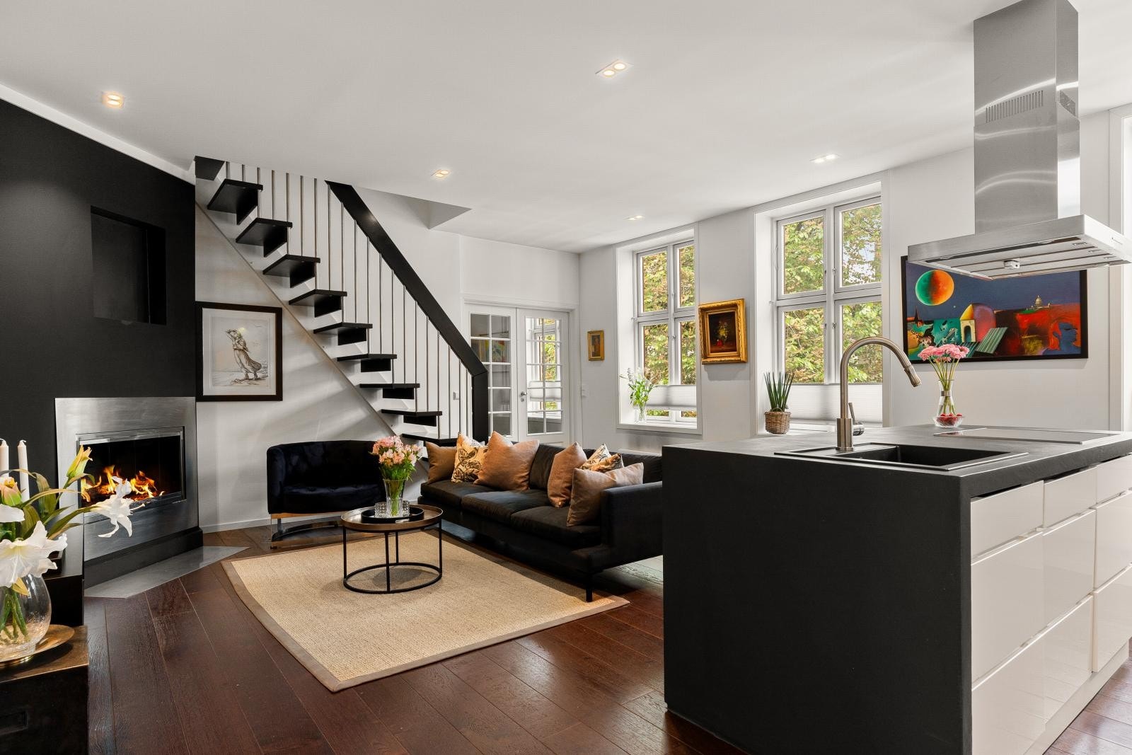 Leiligheten har et moderne uttrykk og samtidig en særegen sjarm du bare finner i loftsleiligheter. Galleribilde