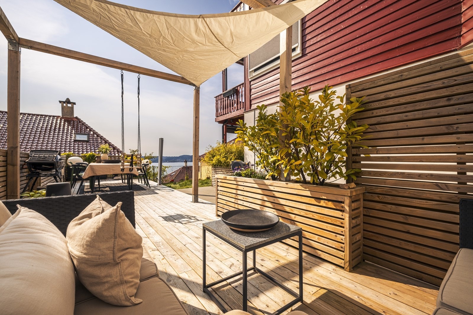 Her kan du møblere med flere sittegrupper, solseng og parasoll. Galleribilde