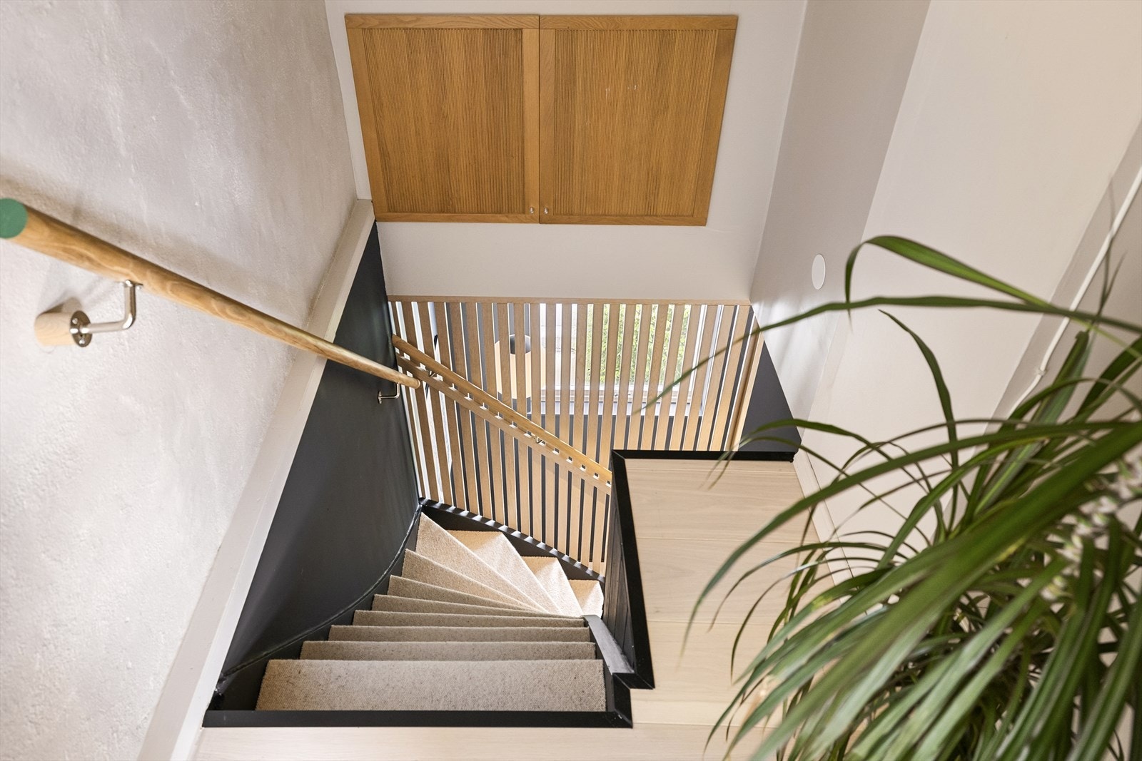 Praktisk oppbevaring i trappegang. Galleribilde