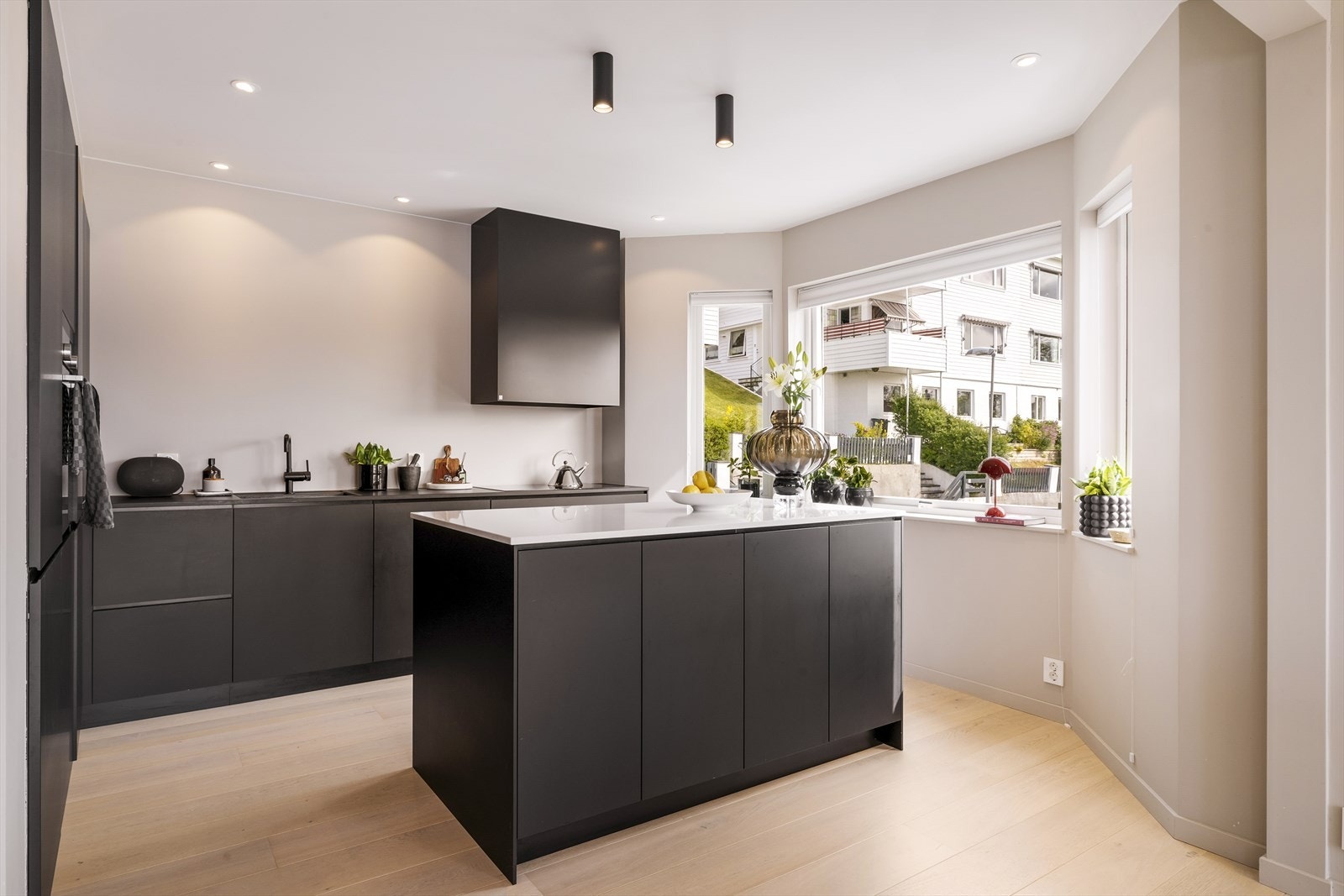 Her er rikelig med skap - og benkeplass for matlaging og oppbevaring. Galleribilde