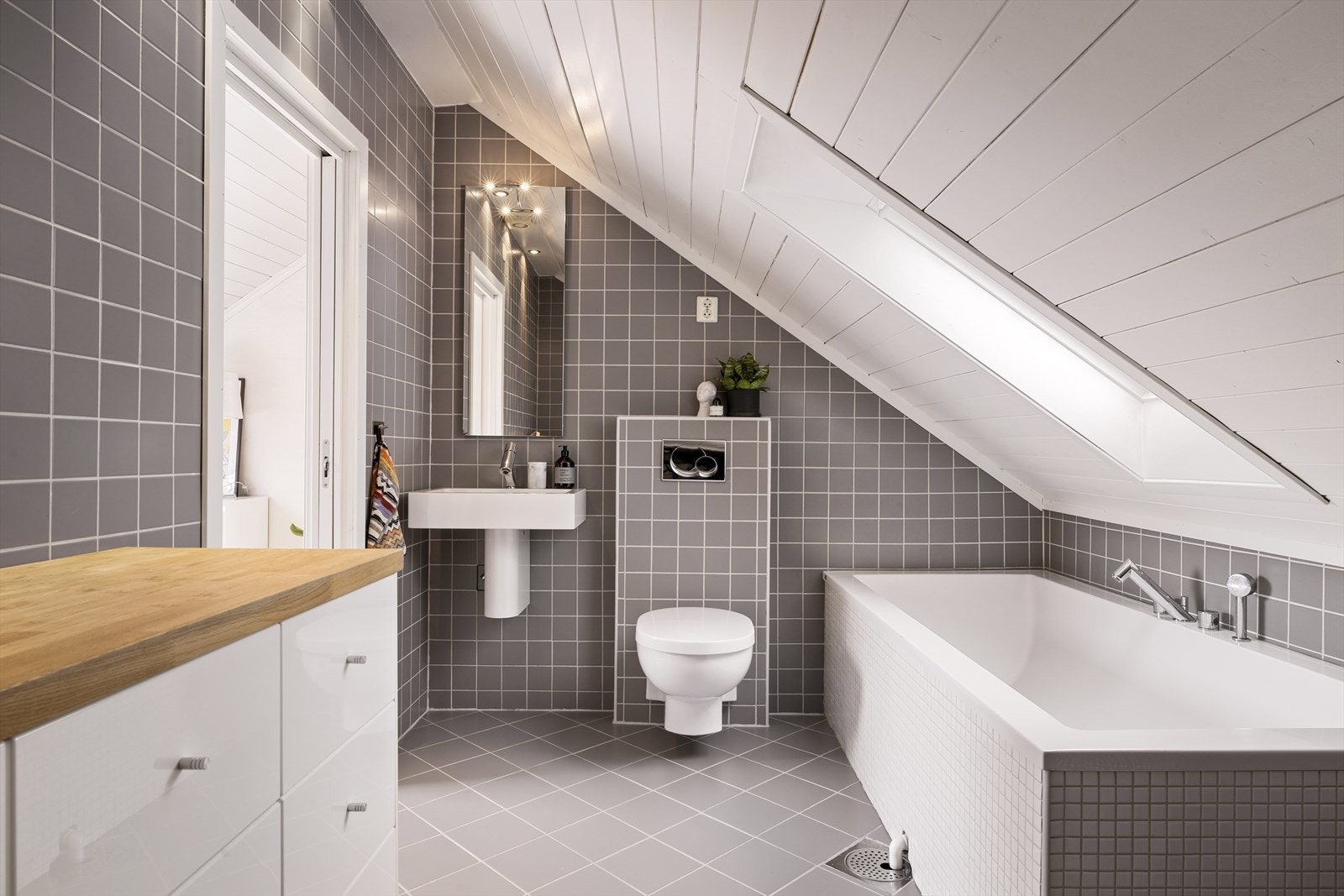 Delikat baderom med nøytrale fargevalg. Galleribilde