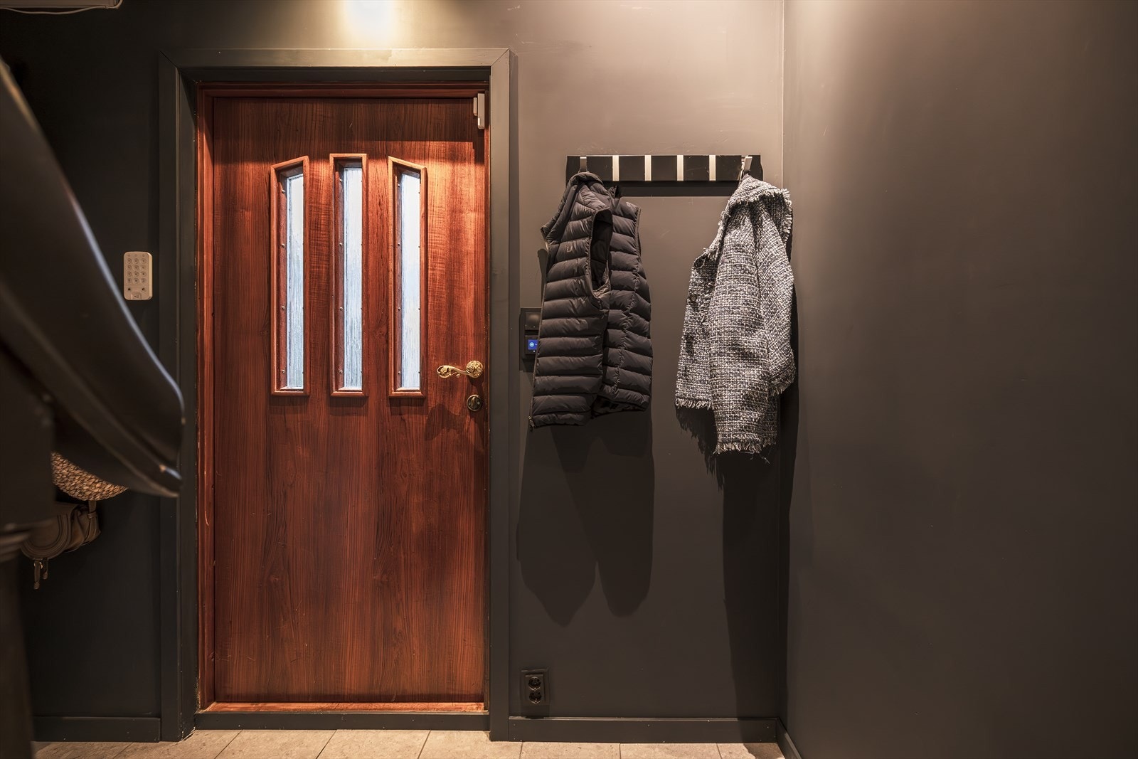 Entrèen har et moderne uttrykk med veggflater og lister malt i samme farge. Galleribilde