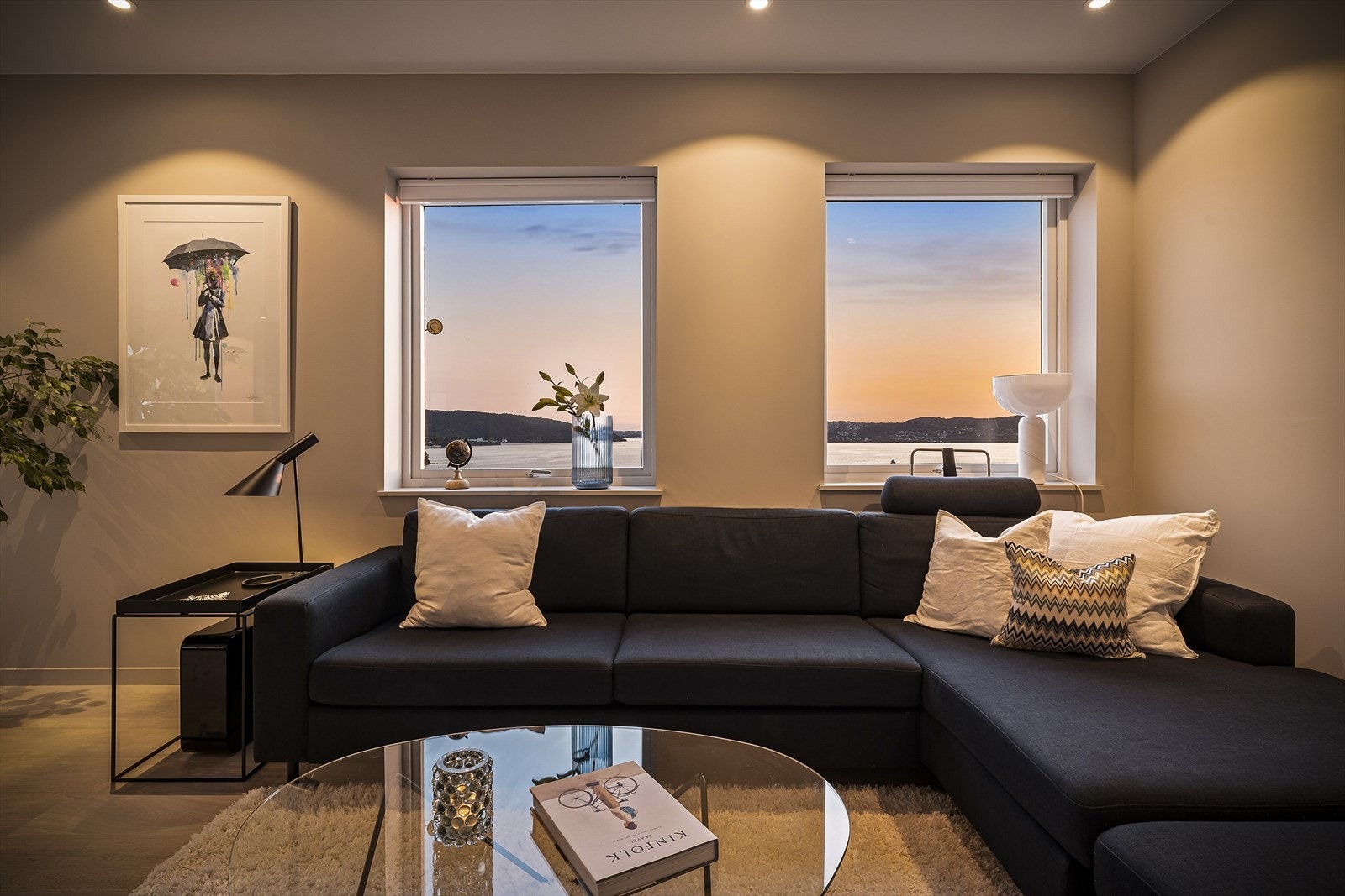 Store deler av leiligheten har nytt elektrisk anlegg (2020) med smarthus funksjonaliteter for styring av lys, panelovner og elbil-lader. Galleribilde