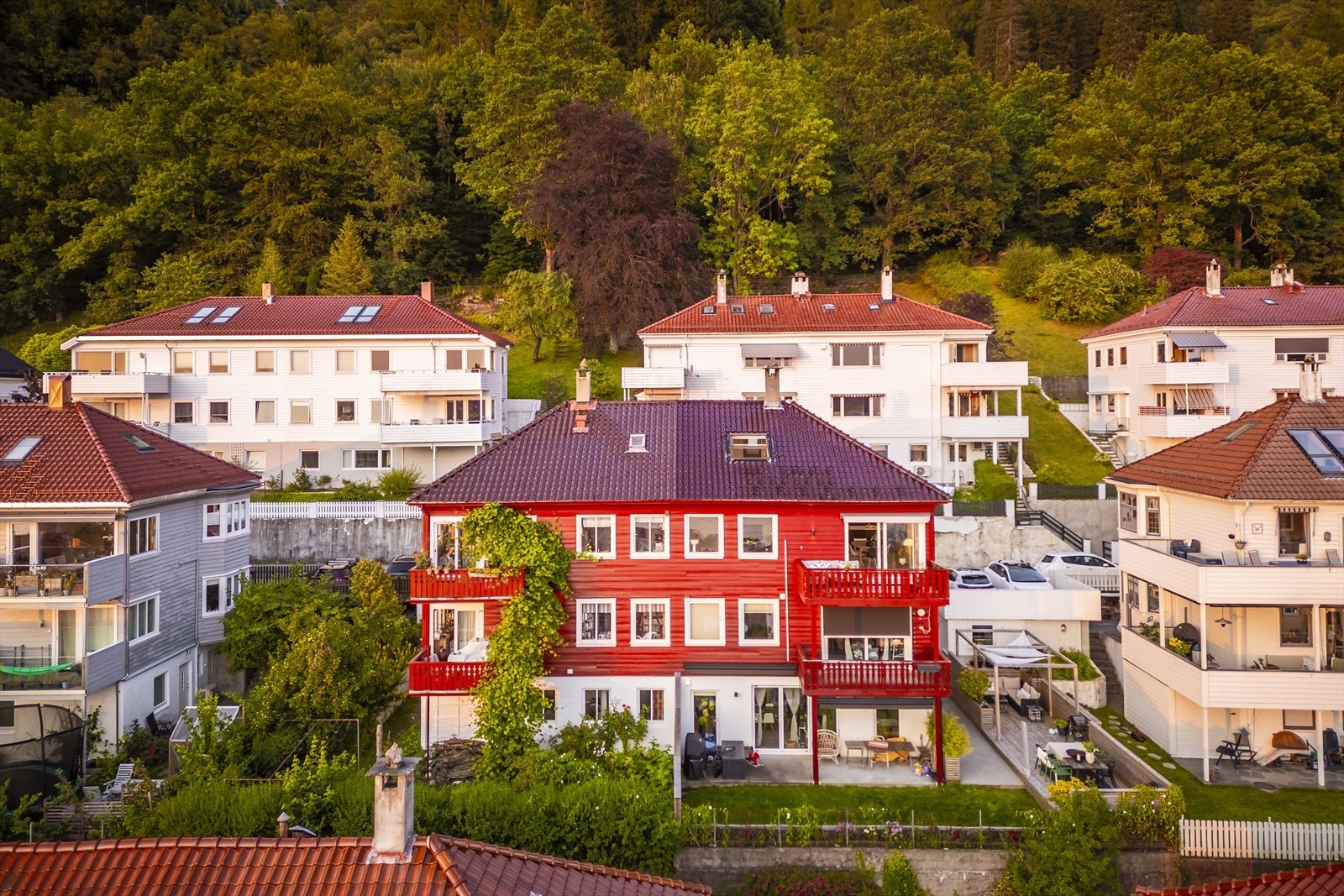 Her kan du bo i rolige omgivelser med gangavstand til sentrumskjernen og alle fasiliteter det byr på. Galleribilde