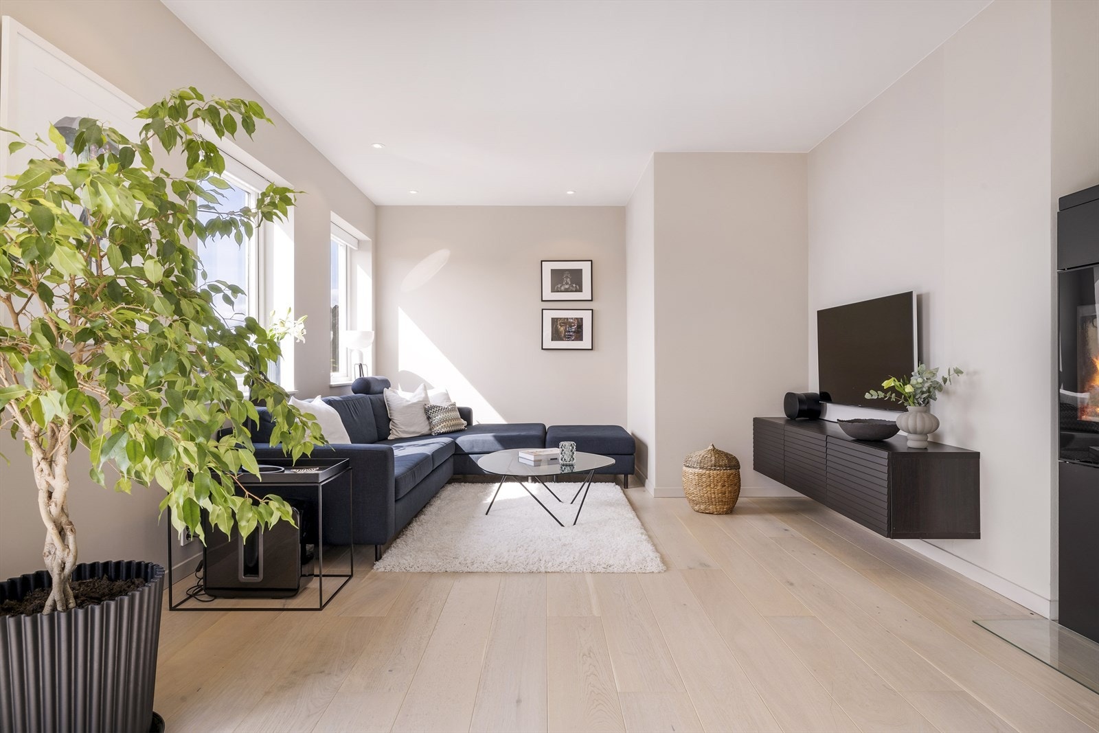 Rommet er stort og åpent med naturlig inndeling av de ulike sonene. Galleribilde