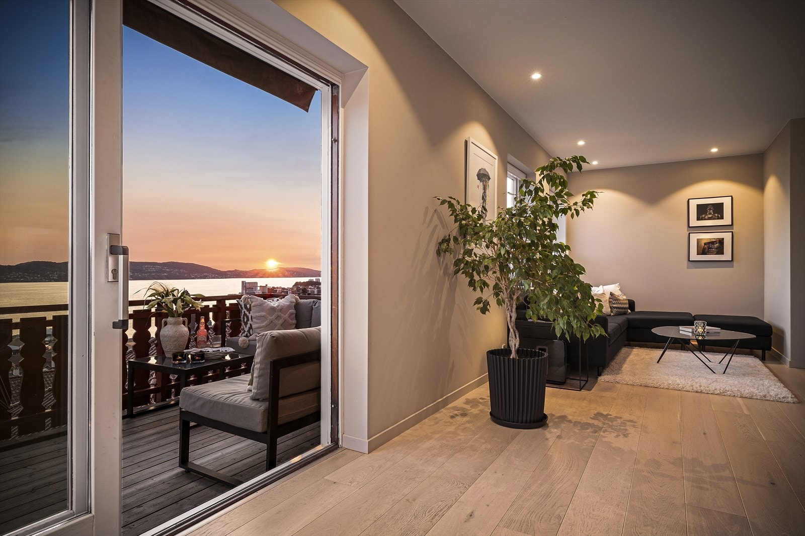 Inngangspartiet og hovedetasjen, med kjøkken, stue og soverom ble totalrehabilitert i 2020 Galleribilde