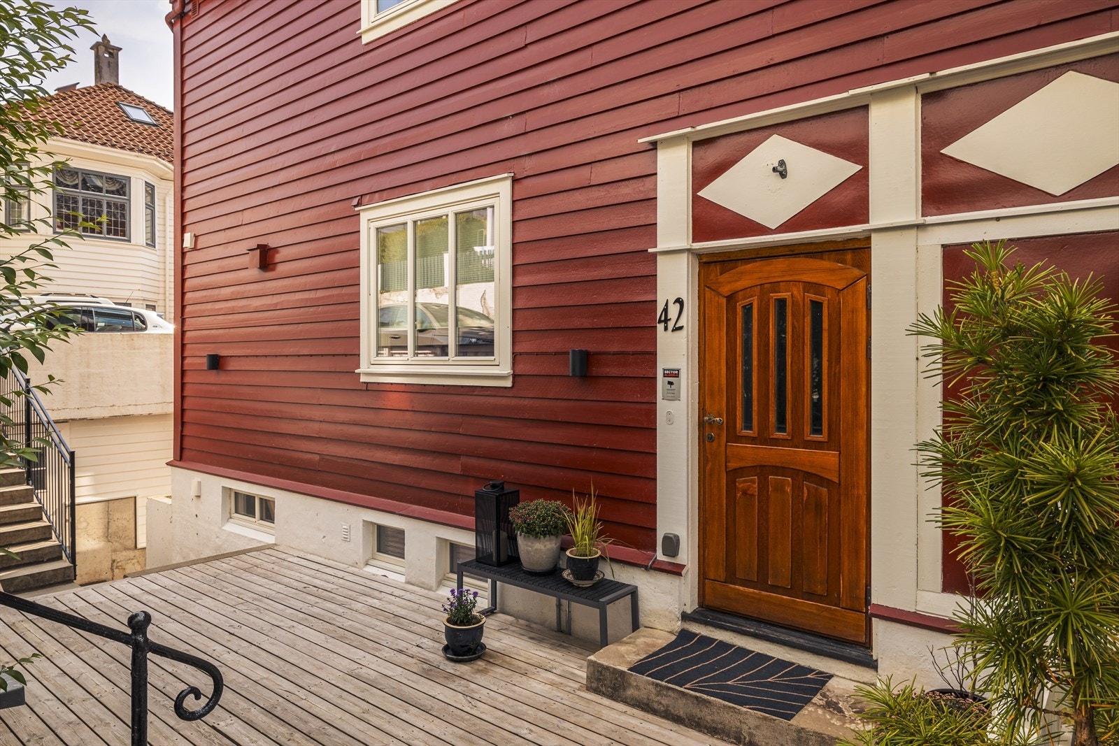 Du møtes av et velstelt inngangspari. Leiligheten har eksklusiv bruksrett til eget inngangspartiet. Galleribilde