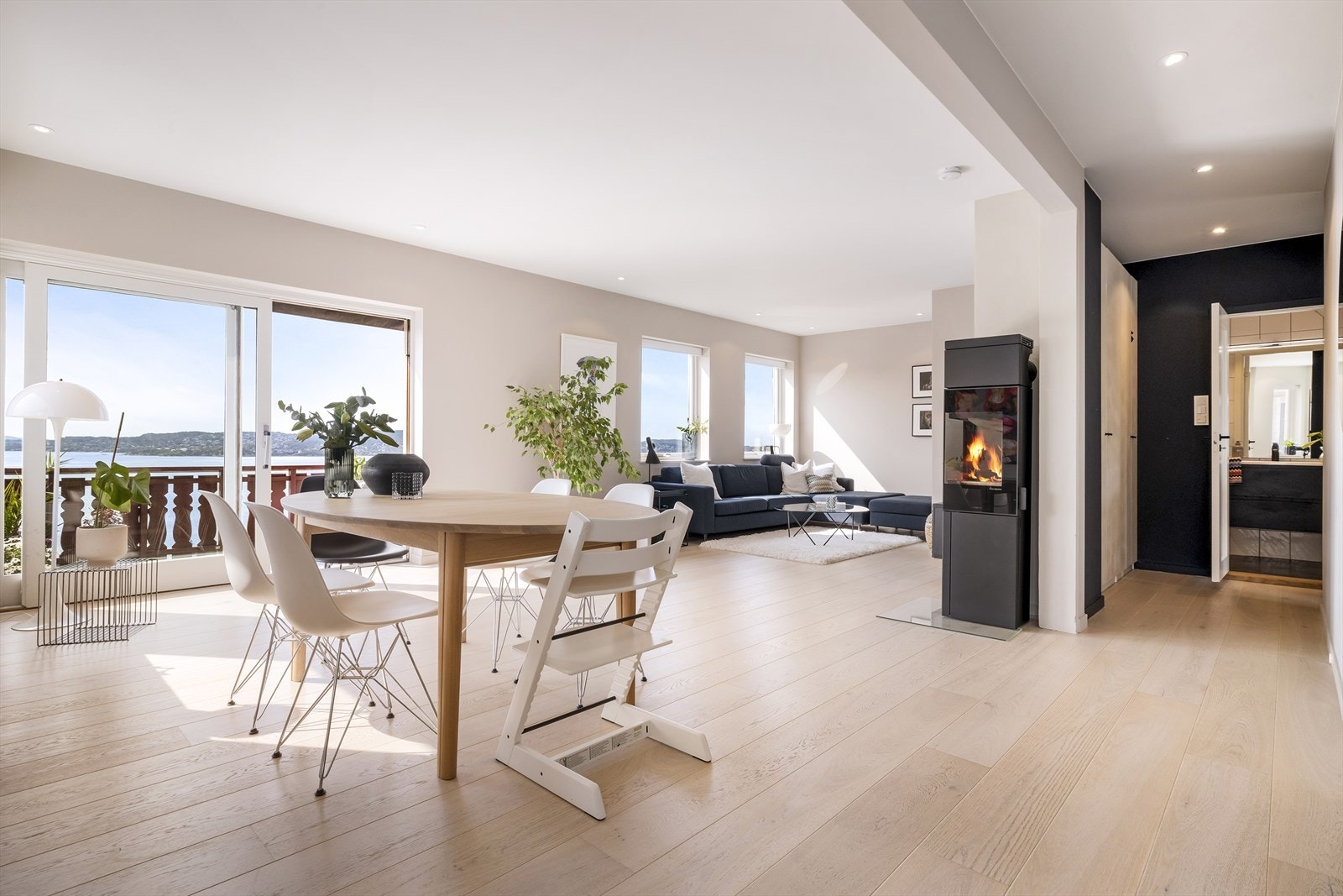 I hovedetasjen finner du de viktigste oppholdsrommene hvor familien kan samles - stue, spisestue og kjøkken Galleribilde