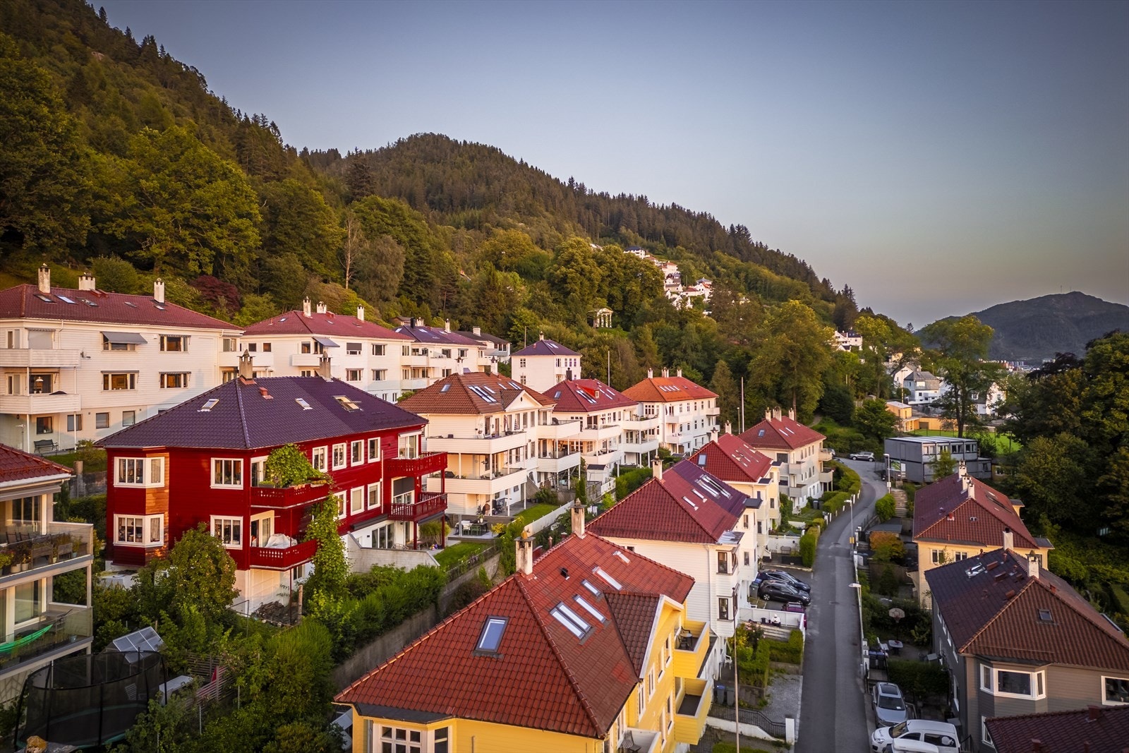 Kort vei til populære turterreng i Byfjellene. Nye Varegg-arena med et bredt aktivitetstilbud ligger også kun et steinkast unna. Galleribilde