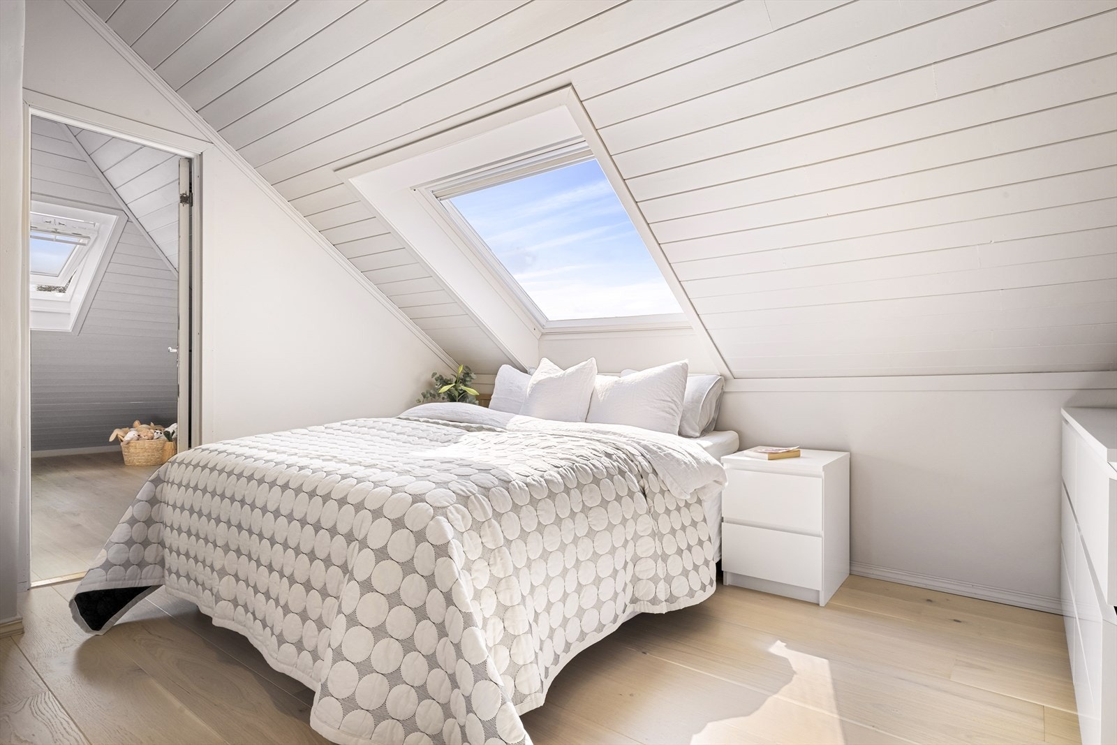 Loftet er innredet med 2 soverom, vaskerom og bad. Galleribilde