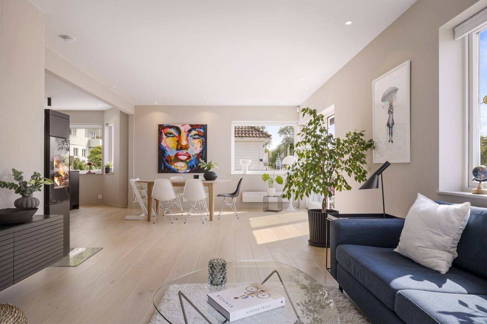 Mellom stue og kjøkken finner spisestuen sin naturlige plass. Her kan langbord dekkes til både hverdag og fest. Galleribilde