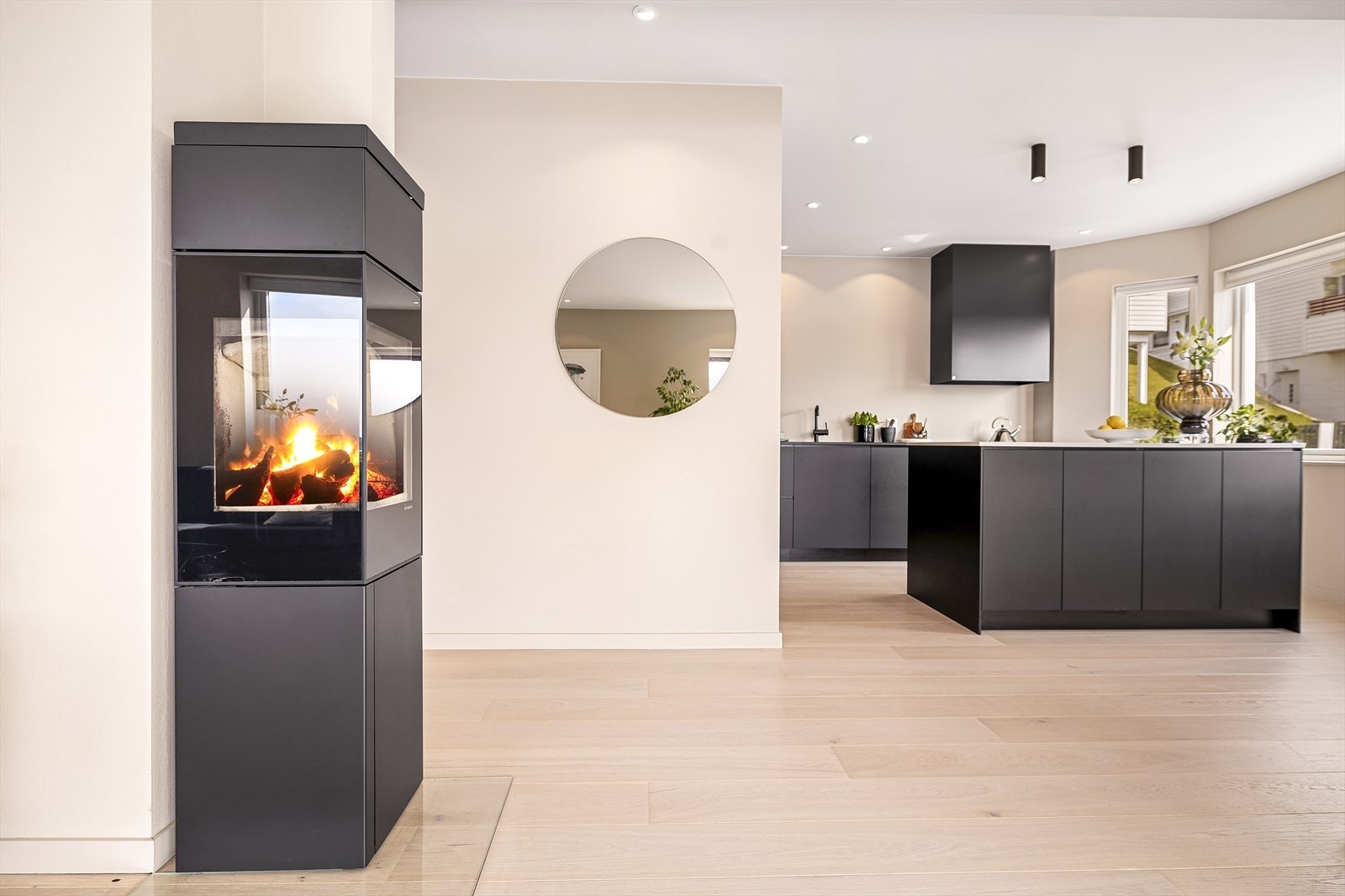 Ny peis (2021) av typen Nordpeis med glassdør, samt installert ny stålpipe. Galleribilde