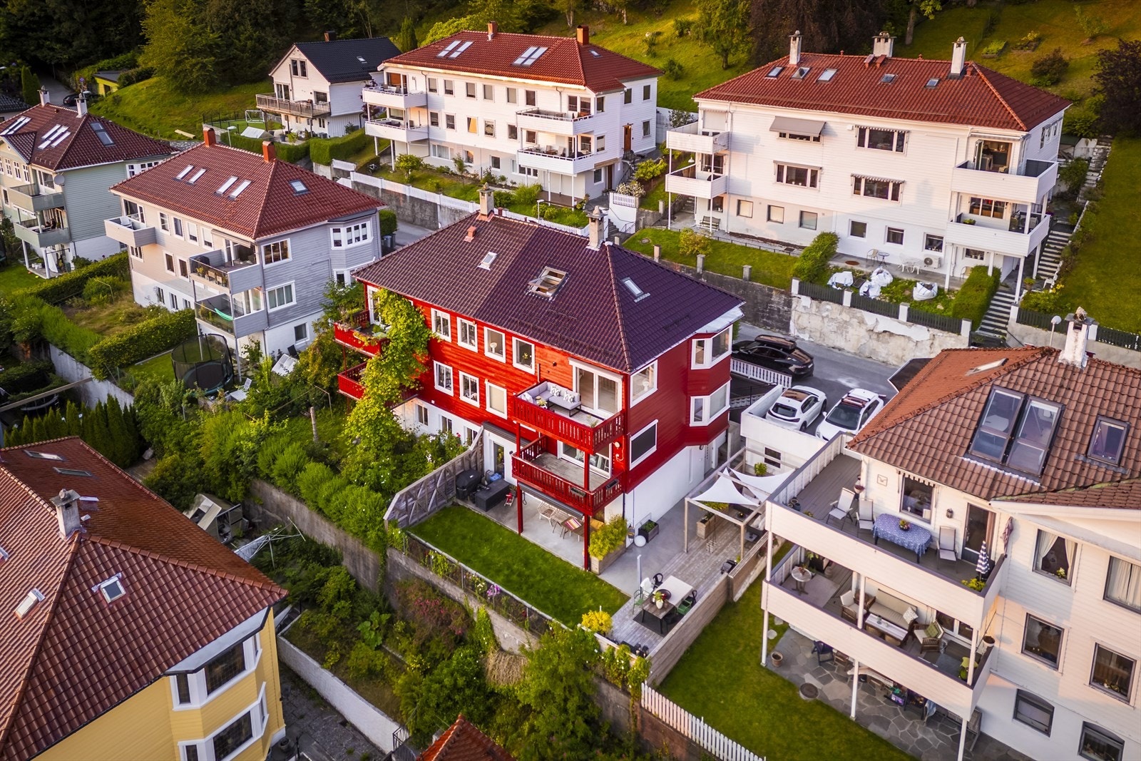 Det medfølger en fast parkeringsplass hvor det også er montert elbillader. Under parkeringsplassen er det en praktisk bod med utvendig adkomst. Galleribilde