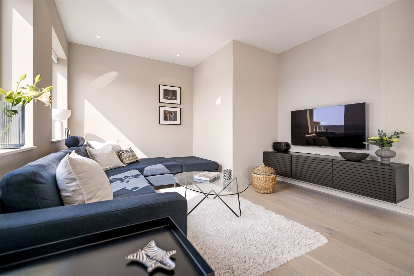 I stuen er det plass til sofa - og tvmøbler. Galleribilde