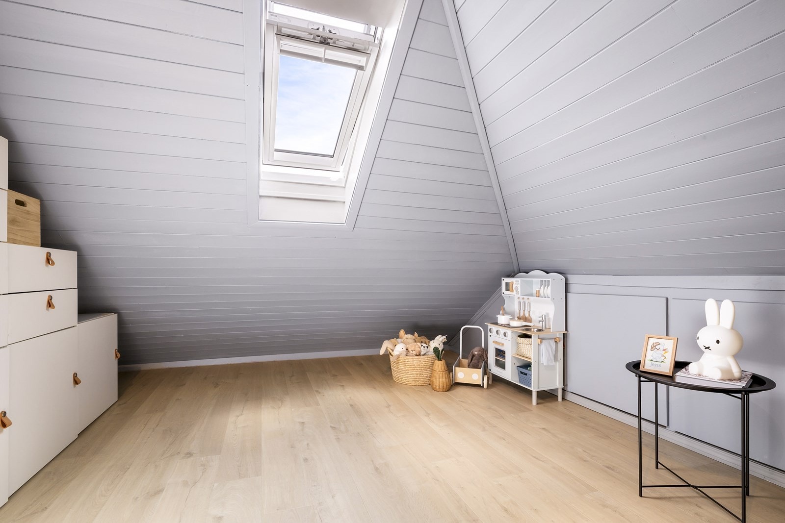 Praktisk oppbevaringsplass i kneloft. Galleribilde