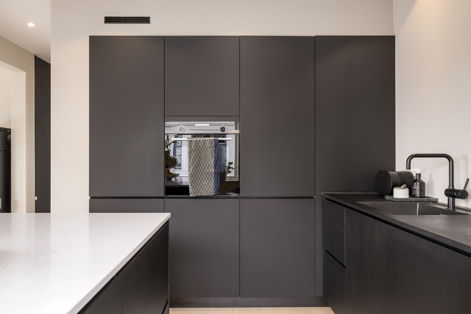 Kjøkkenet har en praktisk kjøkkenøy som sørger for ekstra oppbevaringsplass og arbeidsflate. Galleribilde