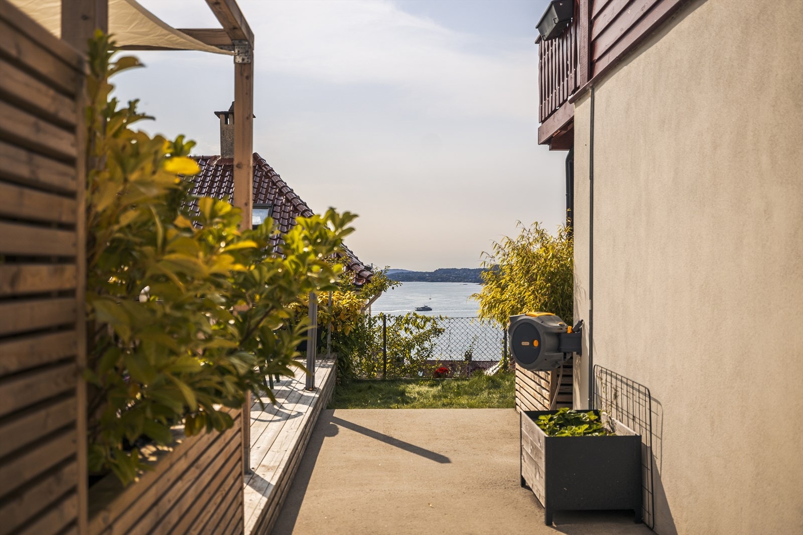 Eiendommen har eksklusiv bruksrett til eget privat, solrikt uteareal opparbeidet med platting og pergola. Galleribilde