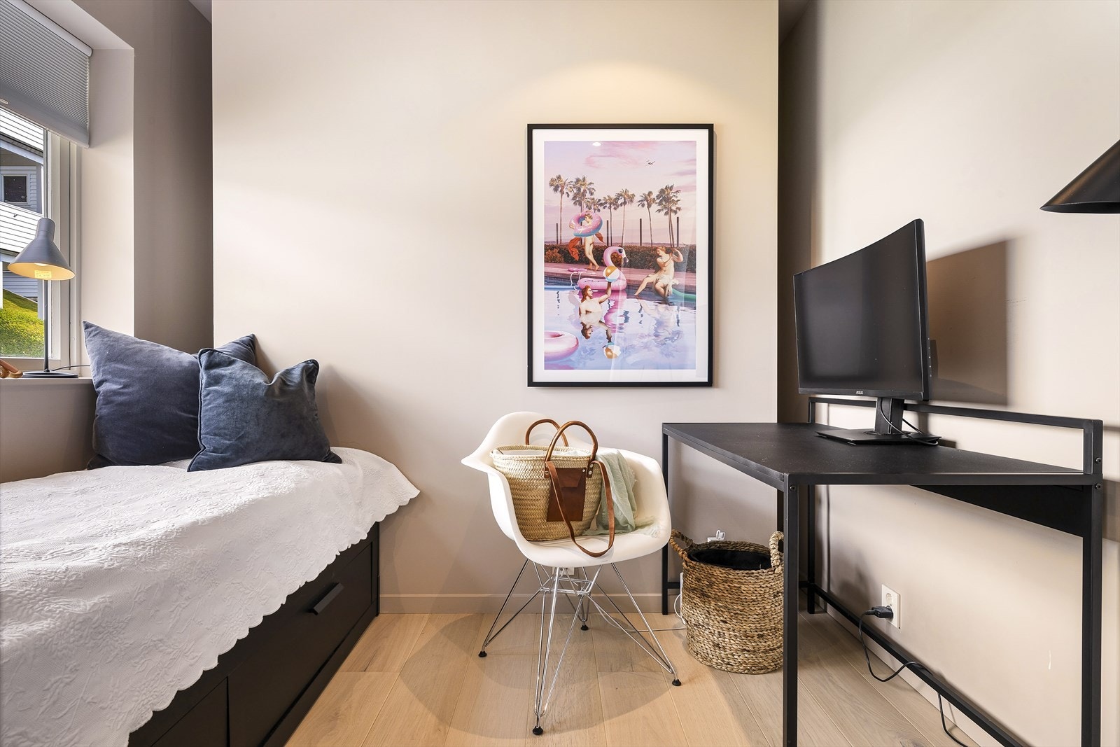 I denne etasjen ligger et trivelig soverom med plass til ønsket møblering - seng, nattbord og skrivebord. Galleribilde