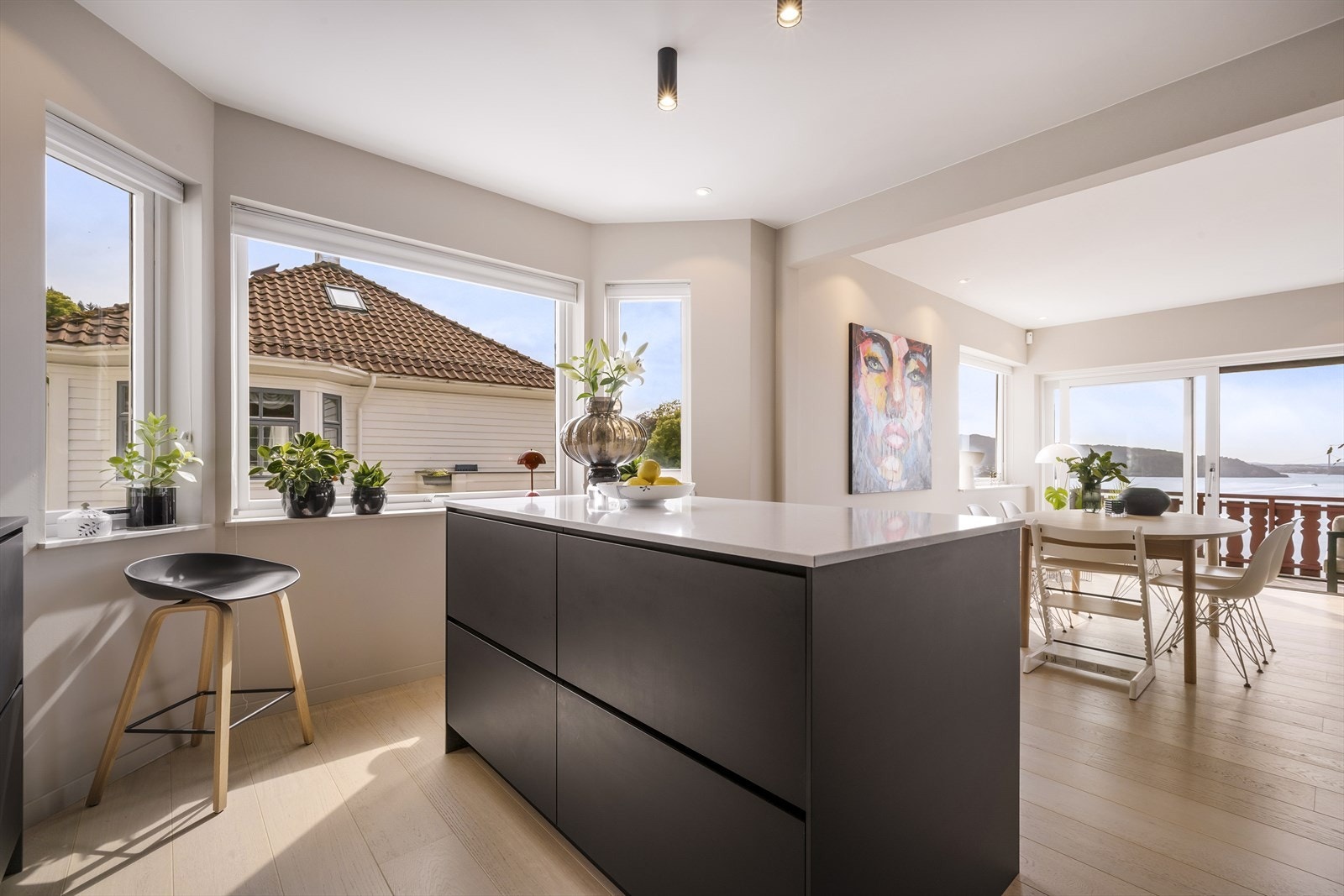 Integrerte hvitevarer er kjøleskap, fryseskap, oppvaskmaskin, komfyr og induksjonstopp. Galleribilde