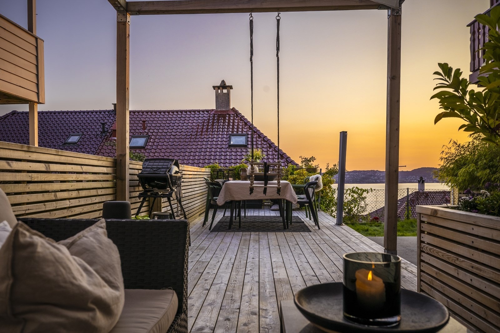 En lekker utsiktsleilighet med høytliggende plassering på en av byens beste utsiktstomter! Galleribilde