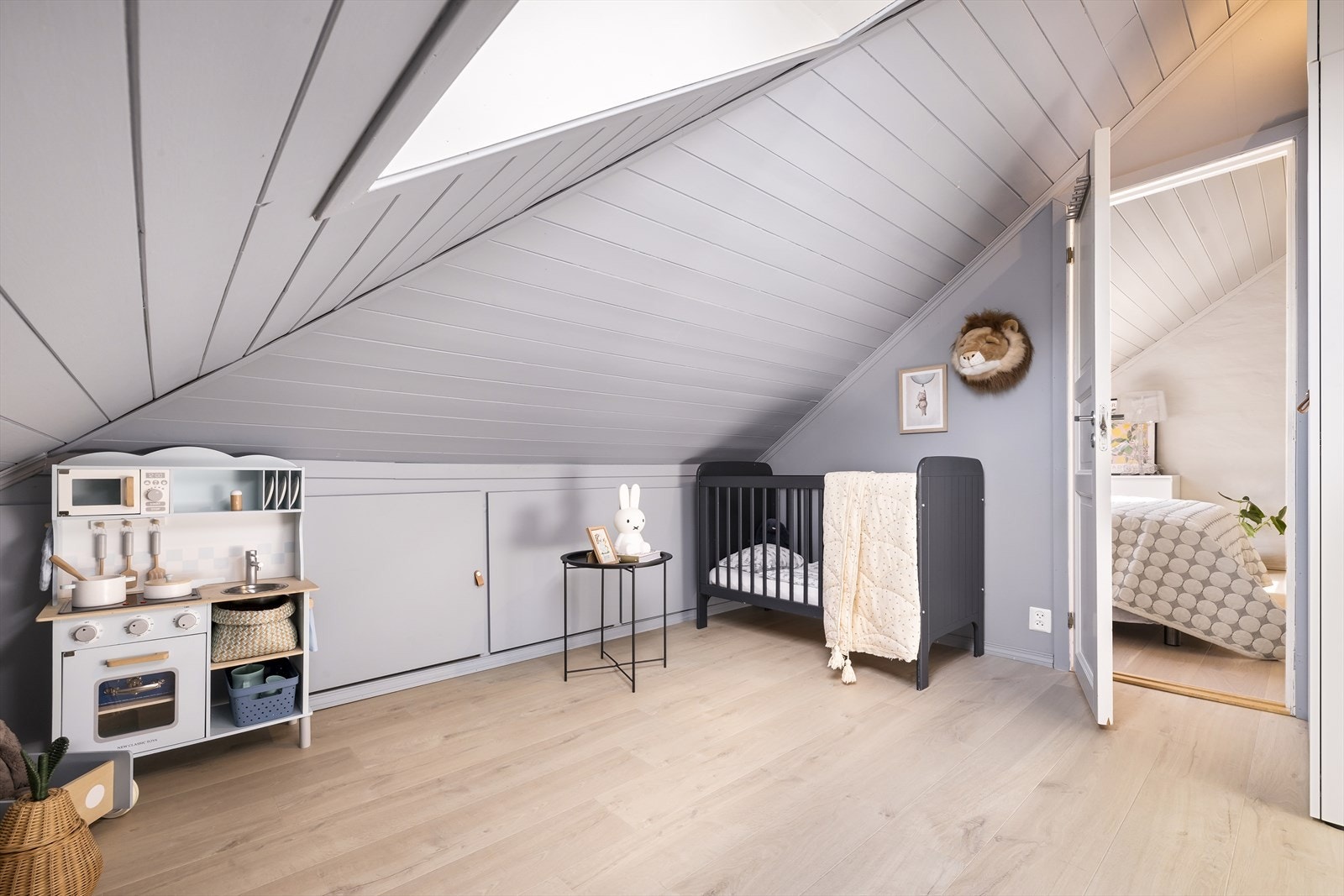 Loftet er malt i lyse og delikate farger. Galleribilde