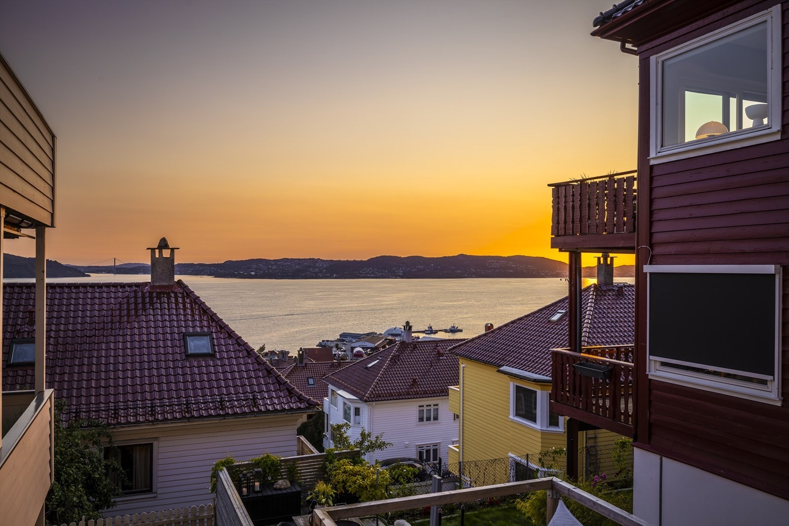 Her får du gode solforhold og storslått sjøutsikt utover Byfjorden og mot Askøy! Galleribilde