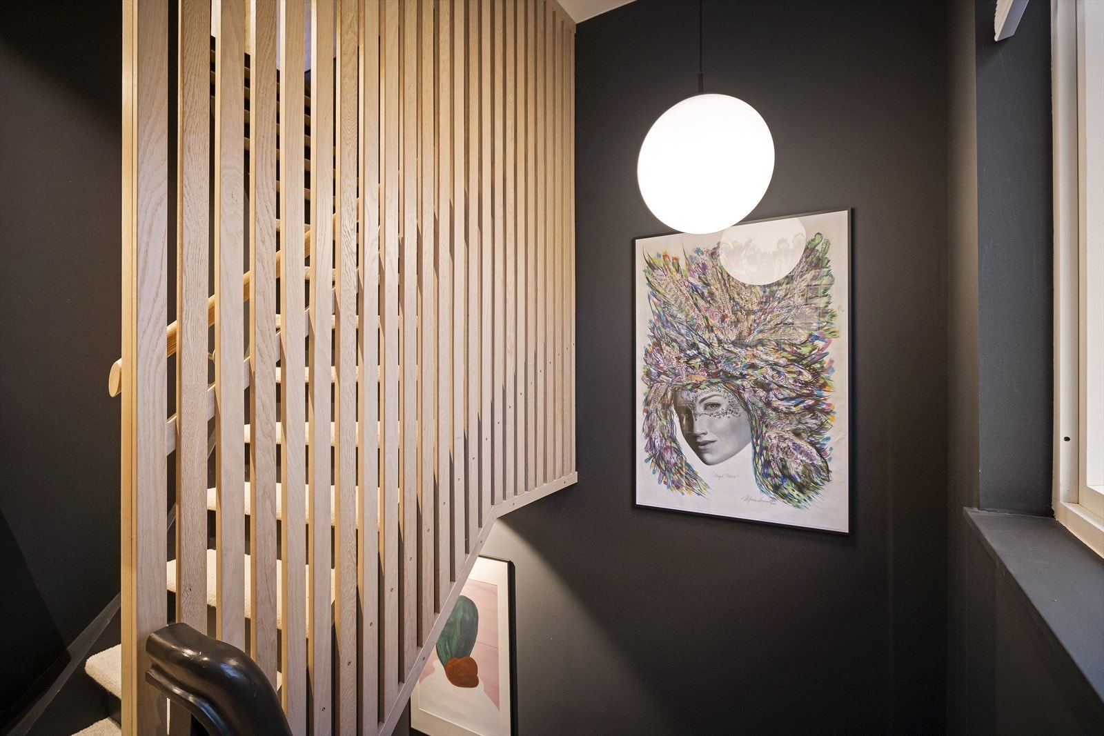 Fra gangen er det trapp videre opp til boligens loft. Galleribilde