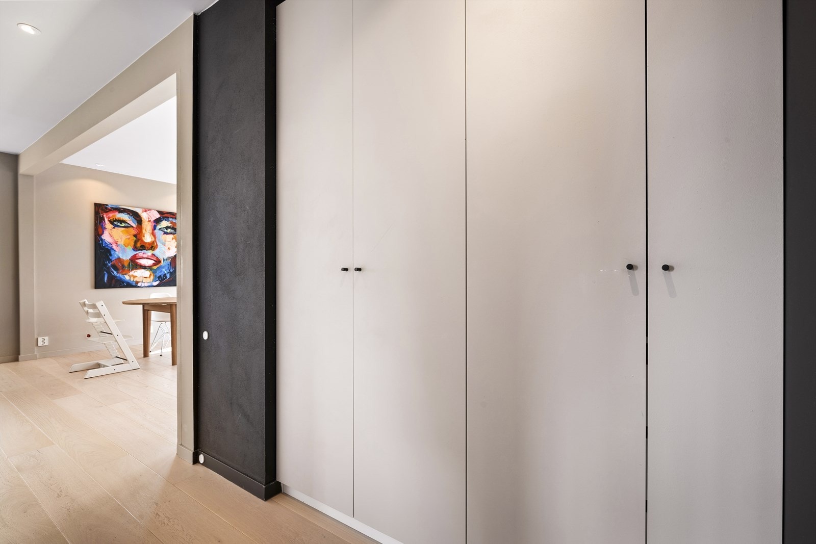 I gang mellom stue/kjøkken og soverom er det innebygde skaper som sørger for god oppbevaringsplass. Galleribilde