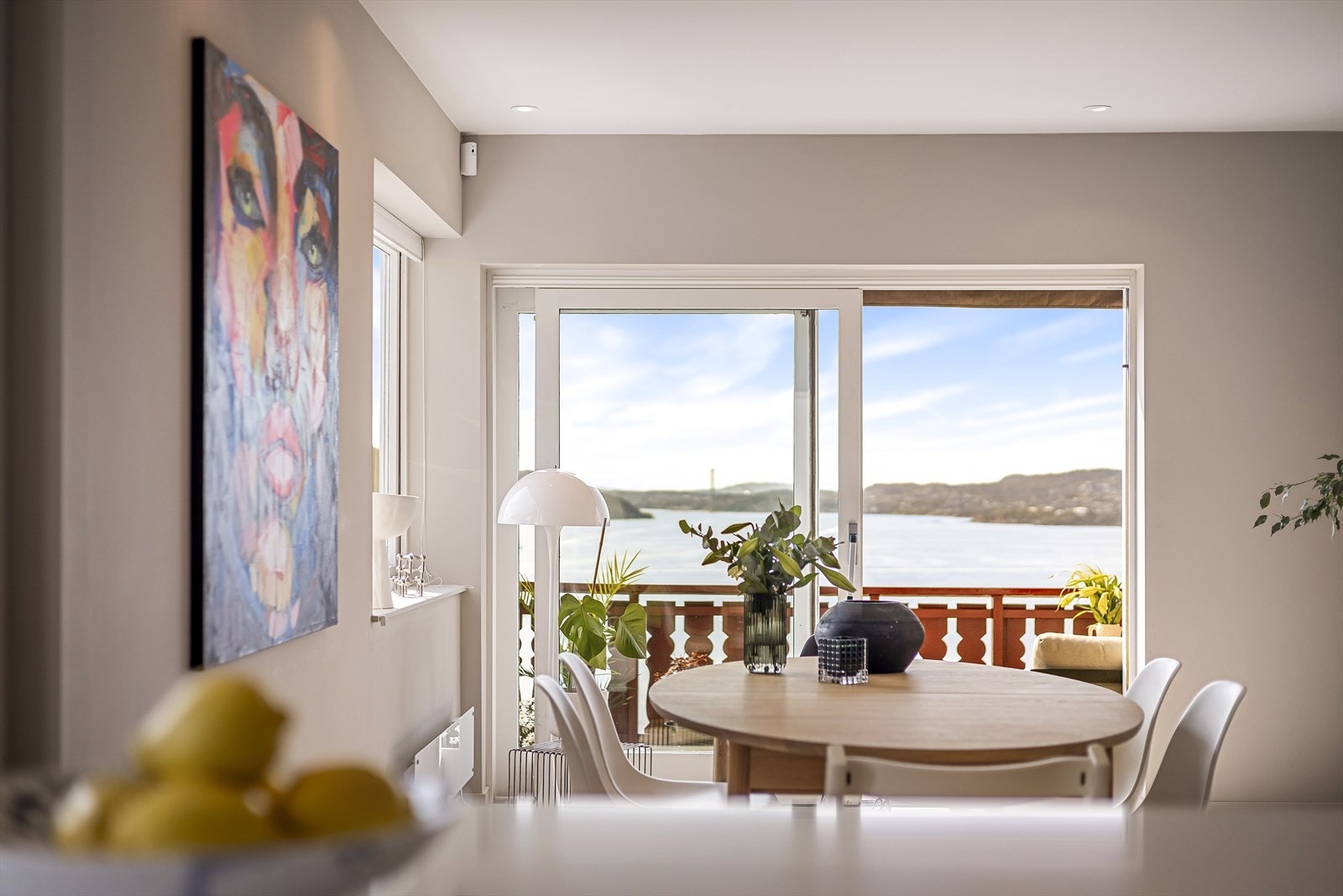 Via skyvedør er det utgang til den herlige altanen. Galleribilde