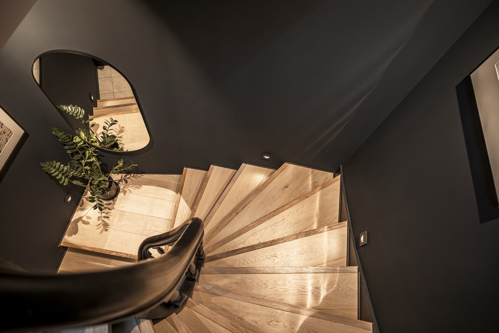 Boligen har entrè i 1.etasje hvor det er plass til enkel oppbvevaring av yttertøy og sko. I denne etasjen er det også et praktisk kott. Galleribilde