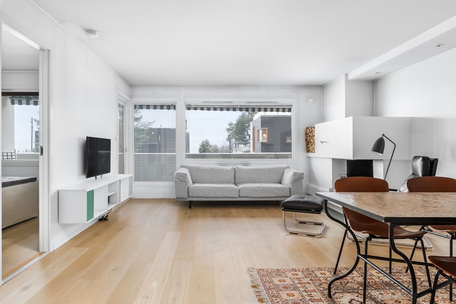 Stor og lys stue med peis Galleribilde