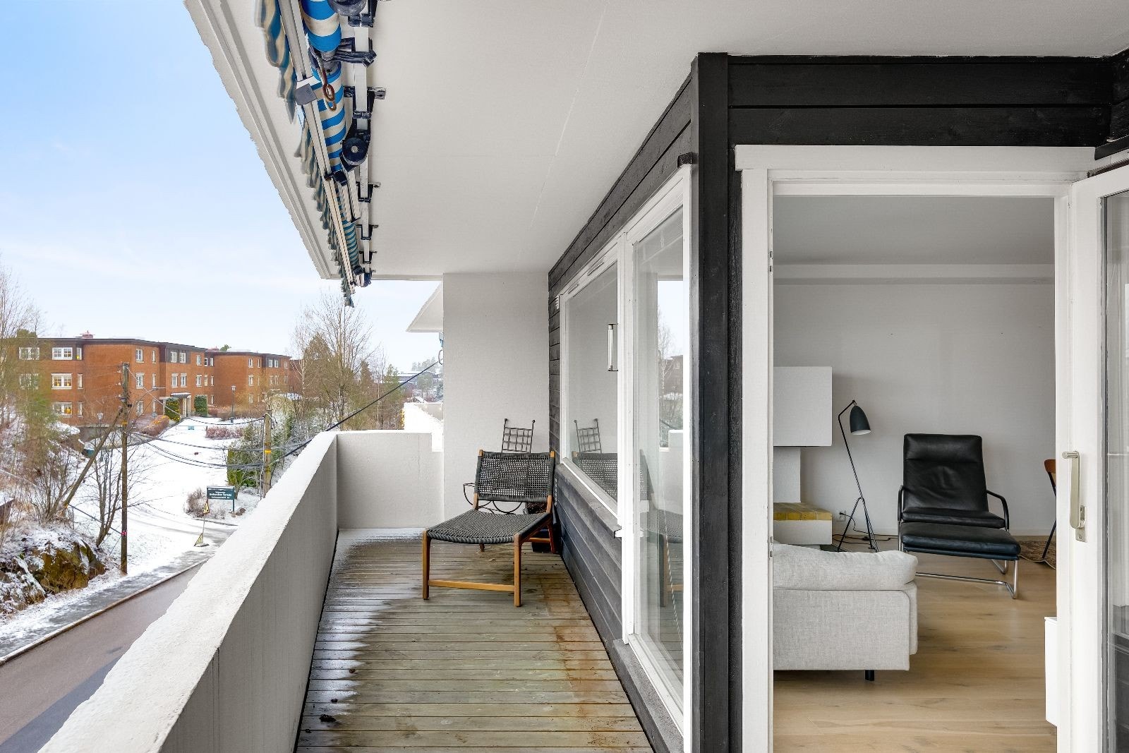 Fra stuen er det utgang til flott balkong Galleribilde