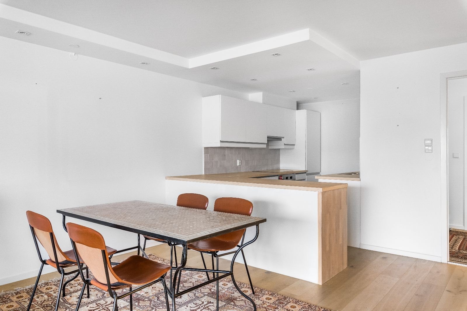 Pent kjøkken med integrerte hvitevarer Galleribilde