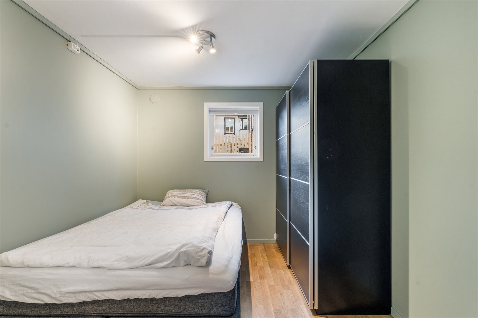 Soverom med skyvedørsgarderobe Galleribilde