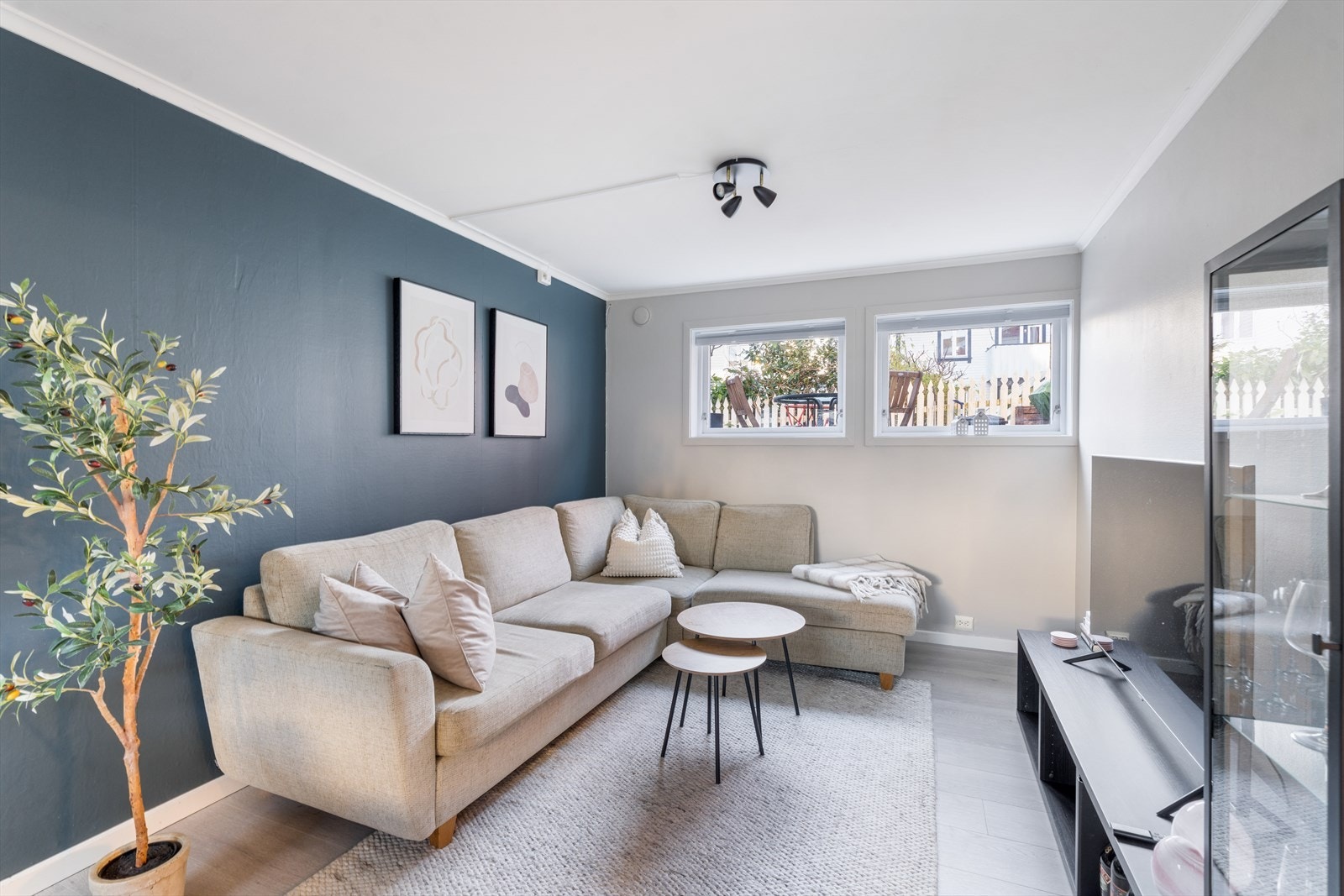 Stue og kjøkken er i åpen løsning med god plass til sofagruppe og spisebordsmøbler Galleribilde