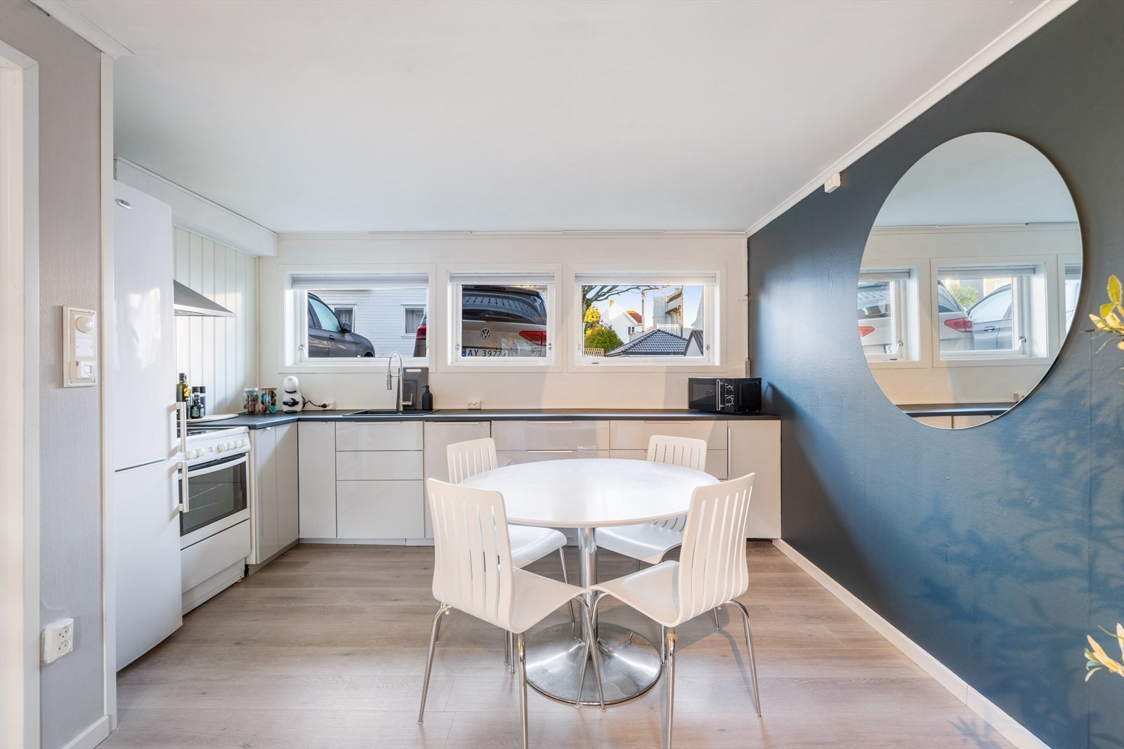 Pent kjøkken med god benkeplass og plass til spisebordsmøbler. Galleribilde