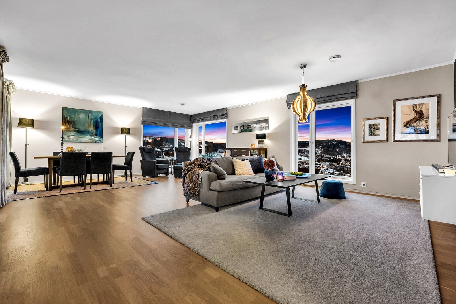 De store vindusflatene - fra gulv til tak - gjør at man får maksimalt utbytte av den fantastiske utsikten Galleribilde