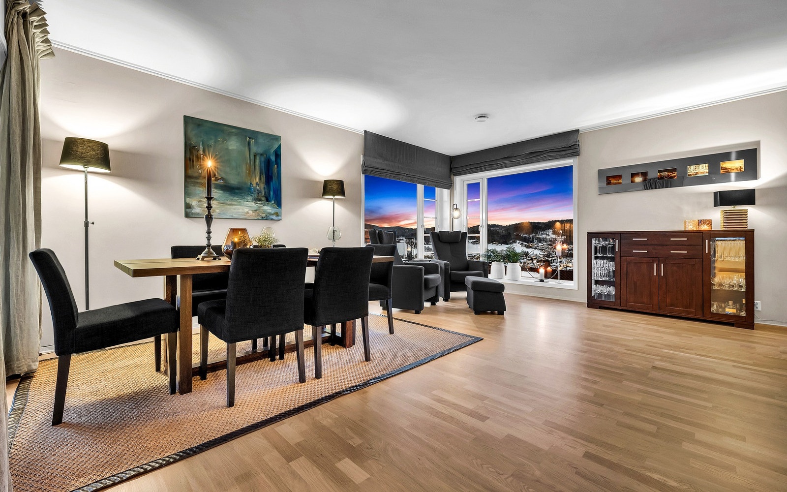 Stuen er stor og god og med gjennomlys på 3 sider Galleribilde