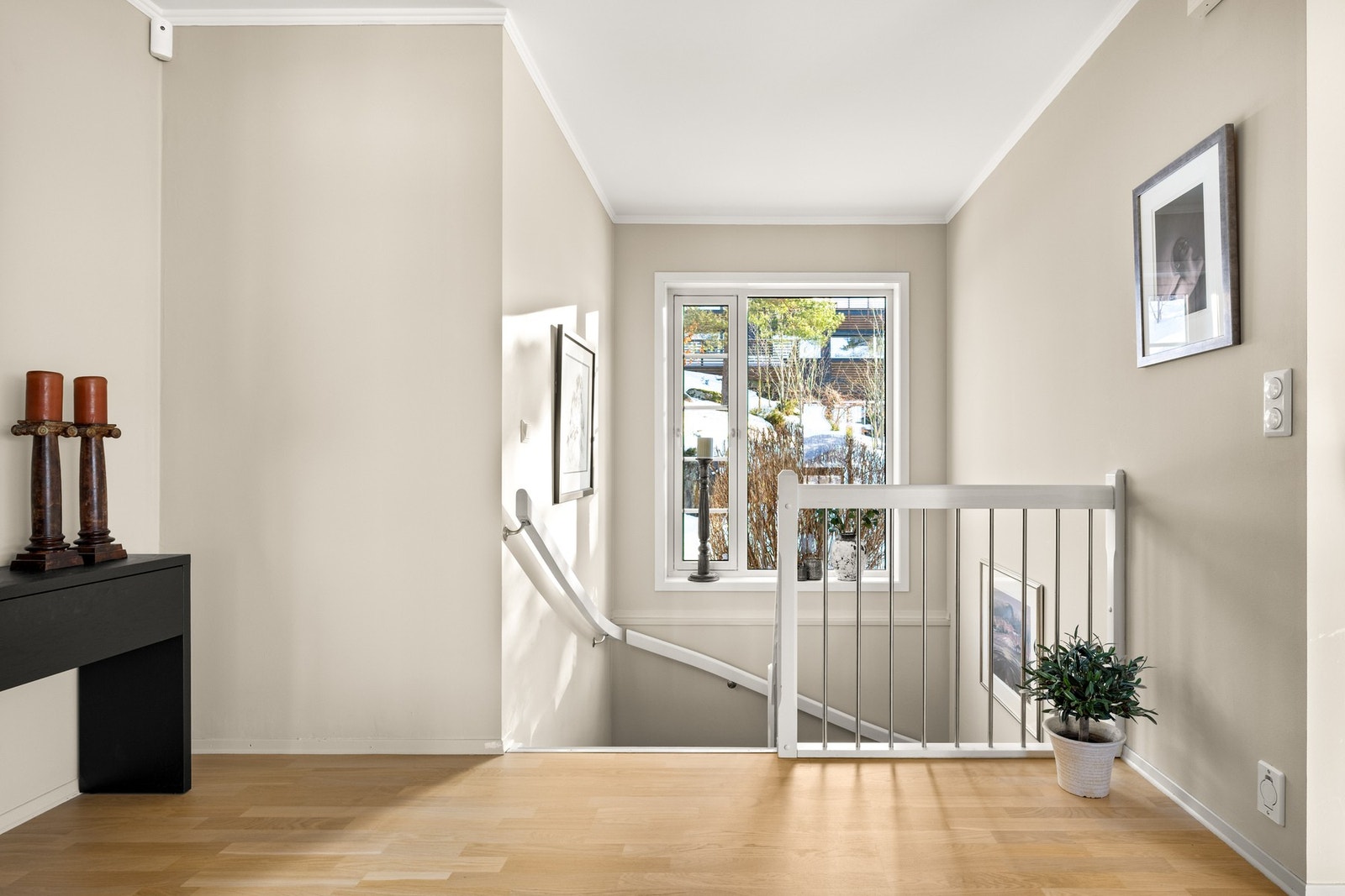 Fra stue og trappeløp mellom etasjene Galleribilde