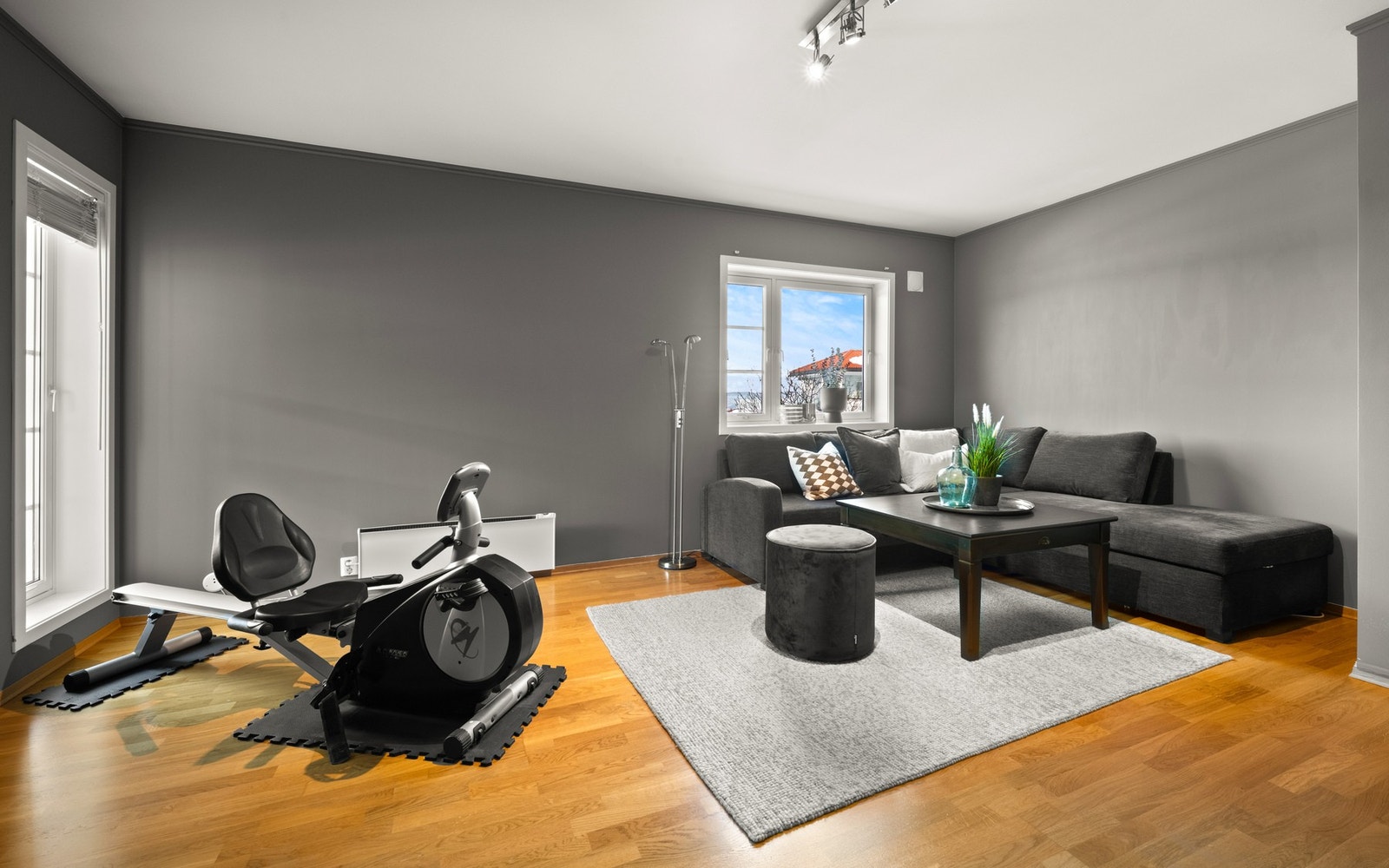 Dette er opprinnelig tegnet inn som to soverom. Benyttes i dag til TV-stue men kan omgjøres slik at man totalt får 4 soverom. Galleribilde