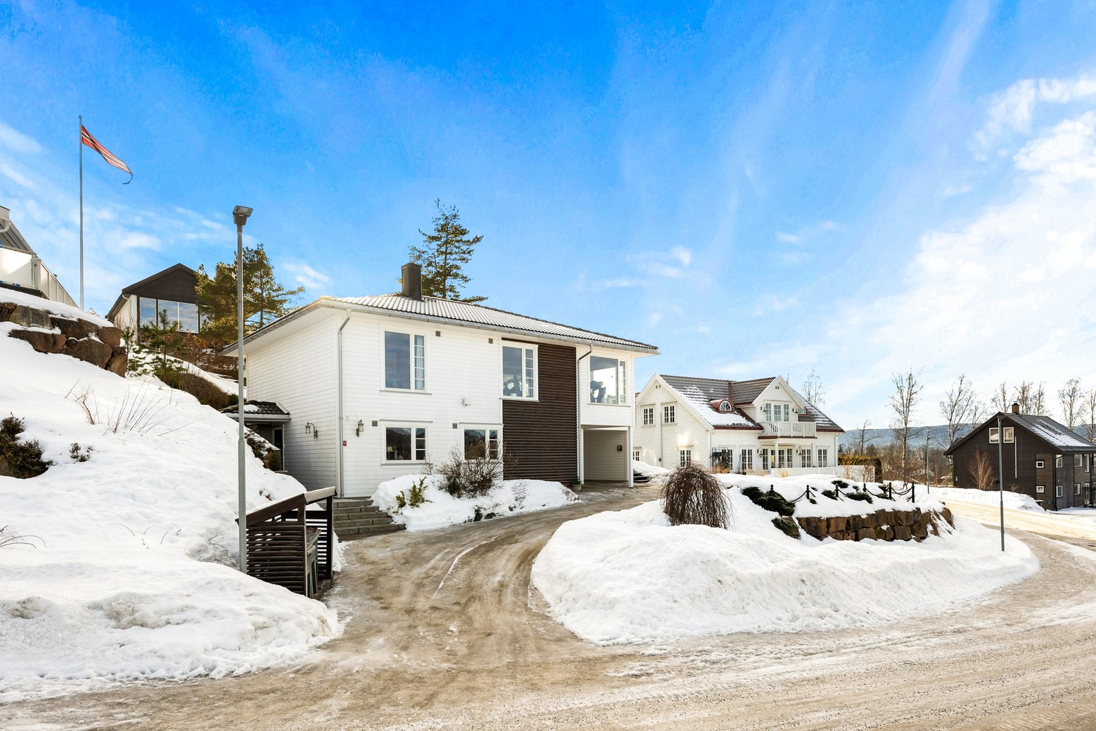 Fasade med innkjøring Galleribilde