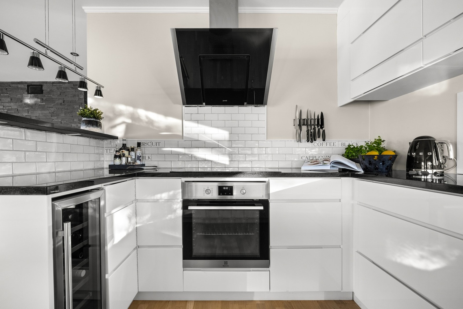 Kjøkkenet er innredet med åpen løsning mot stuen og med en praktisk benkeløsning i overgangen for de raske måltidene. Galleribilde