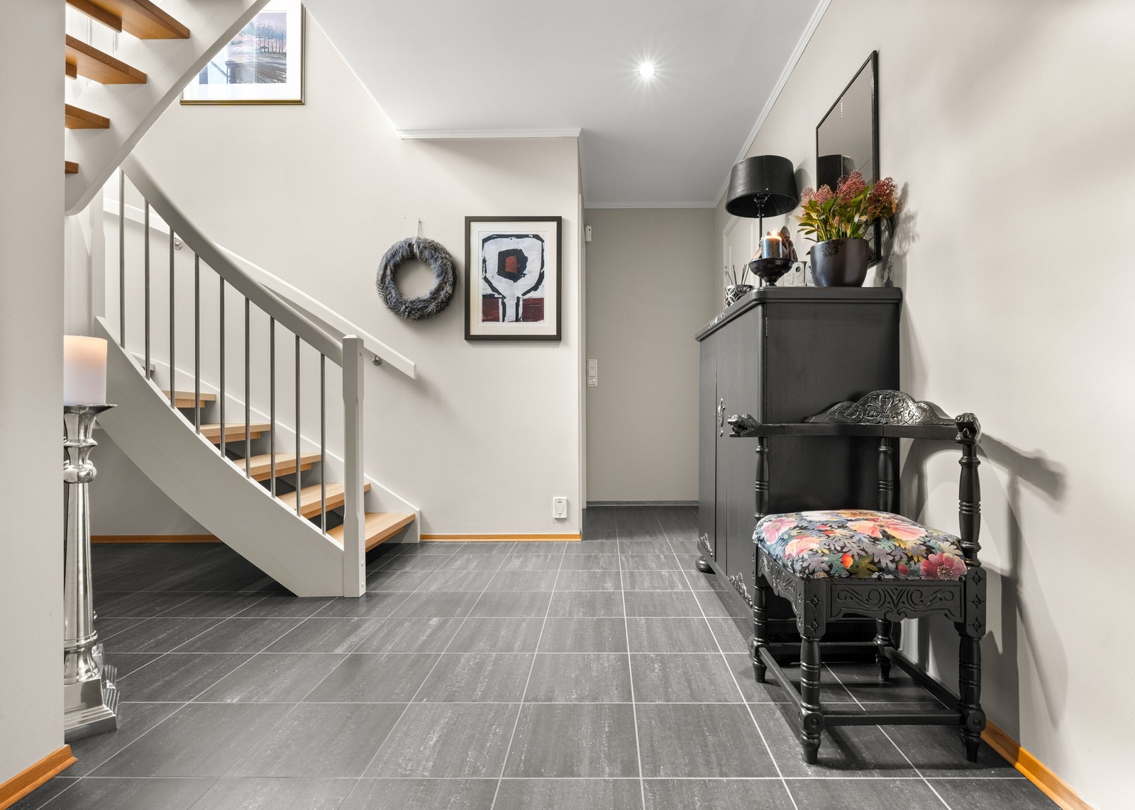 Romslig hall - praktisk med fliser av god kvalitet og gulvvarme Galleribilde