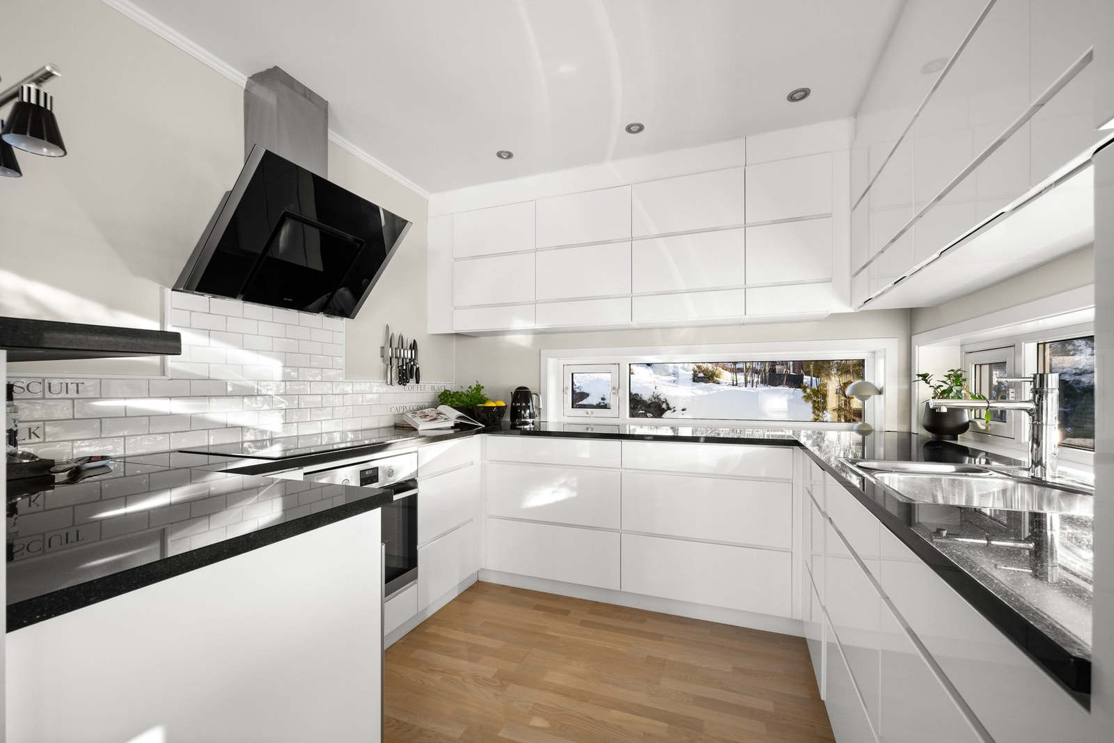 Her er det innredning fra Kvik i hvit utførelse med benkeplater i massiv stein Galleribilde