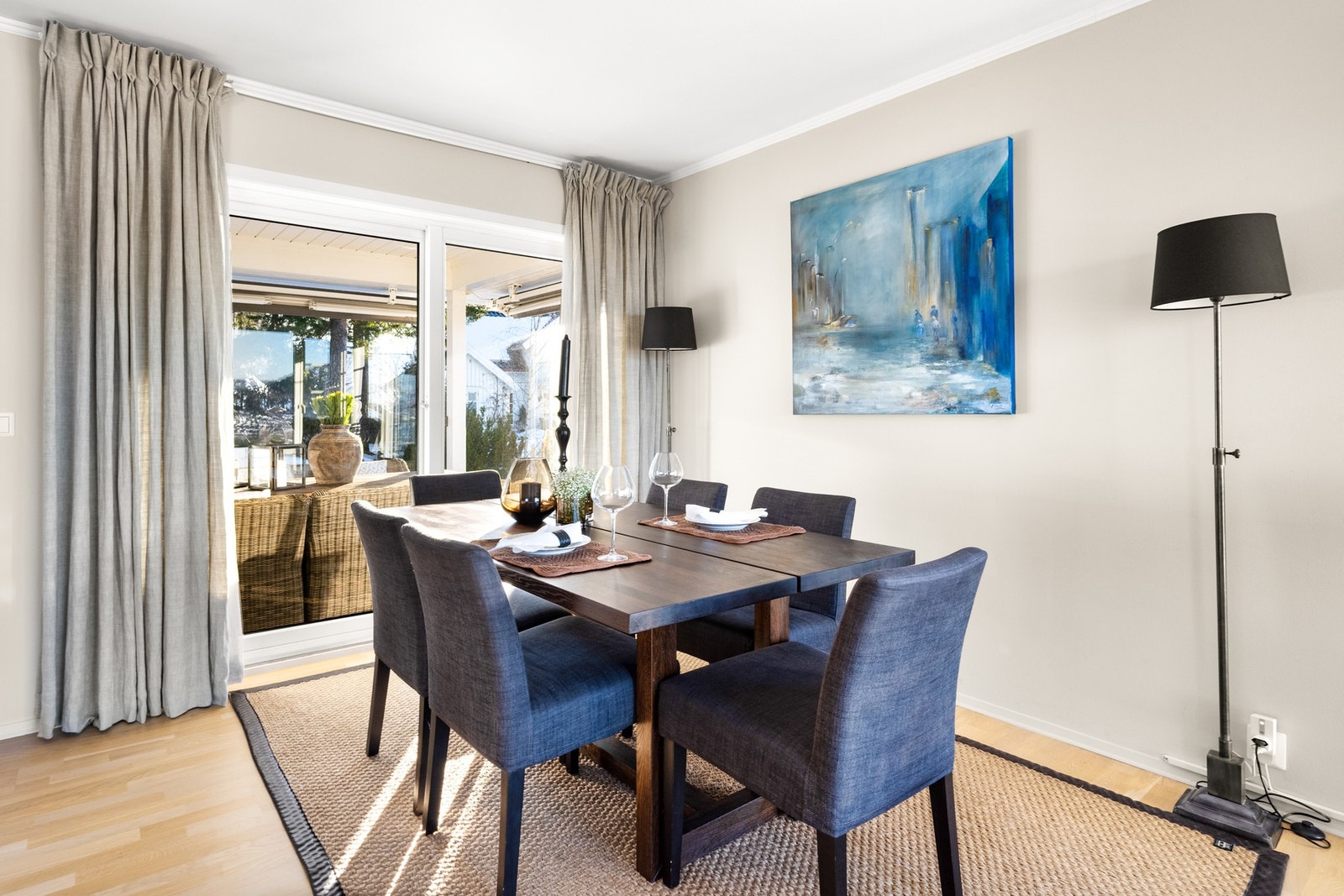 Fin plass til spisestuemøblement - her ser man den to-fløyede utgangsdøren til terrassen og hagen. Galleribilde